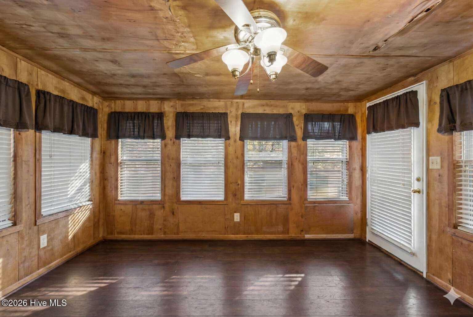 100552349 | Photo 14