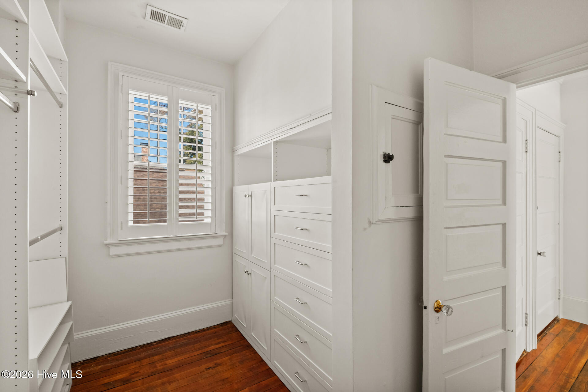 100556093 | Photo 30