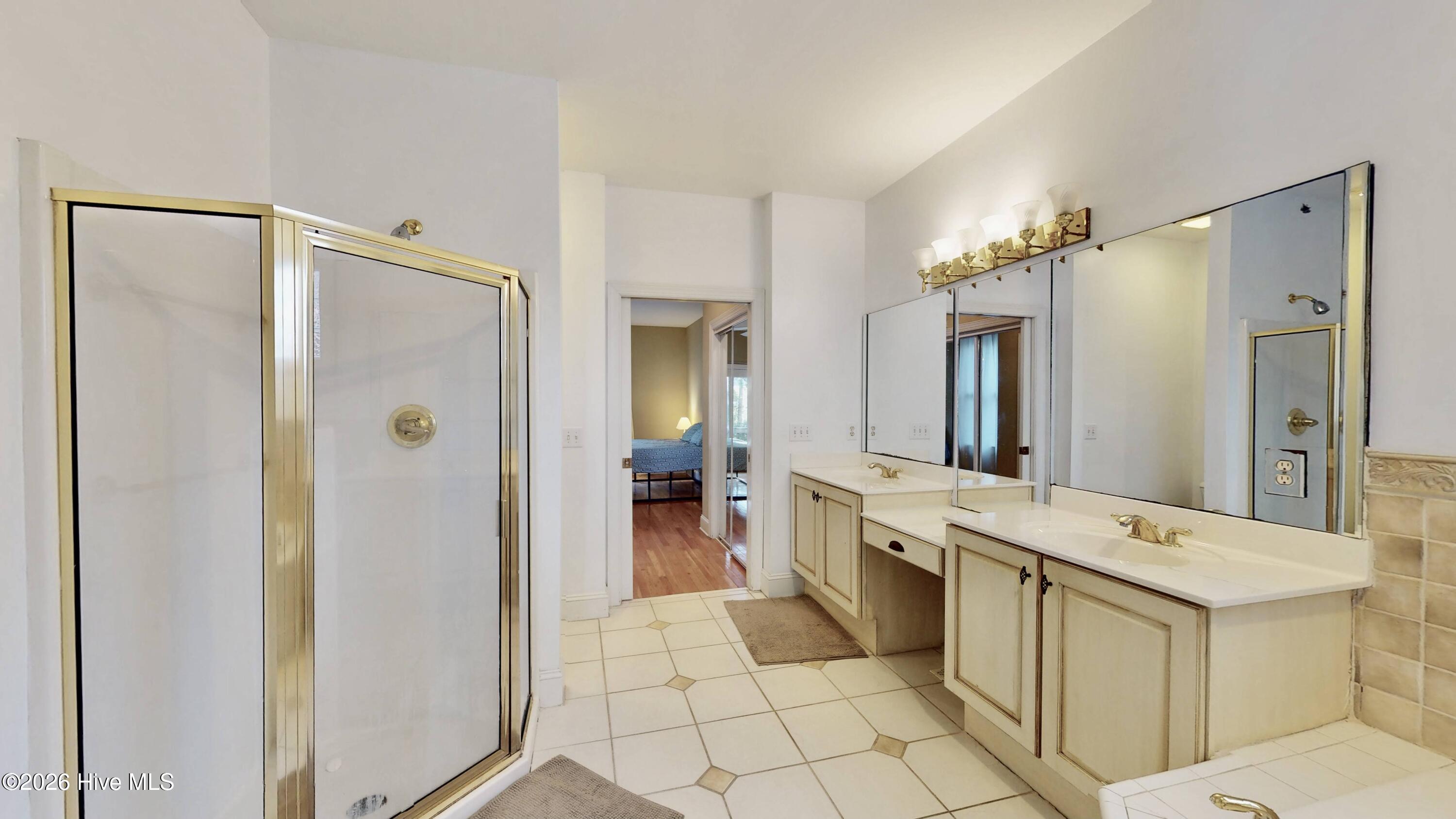 100549093 | Photo 21