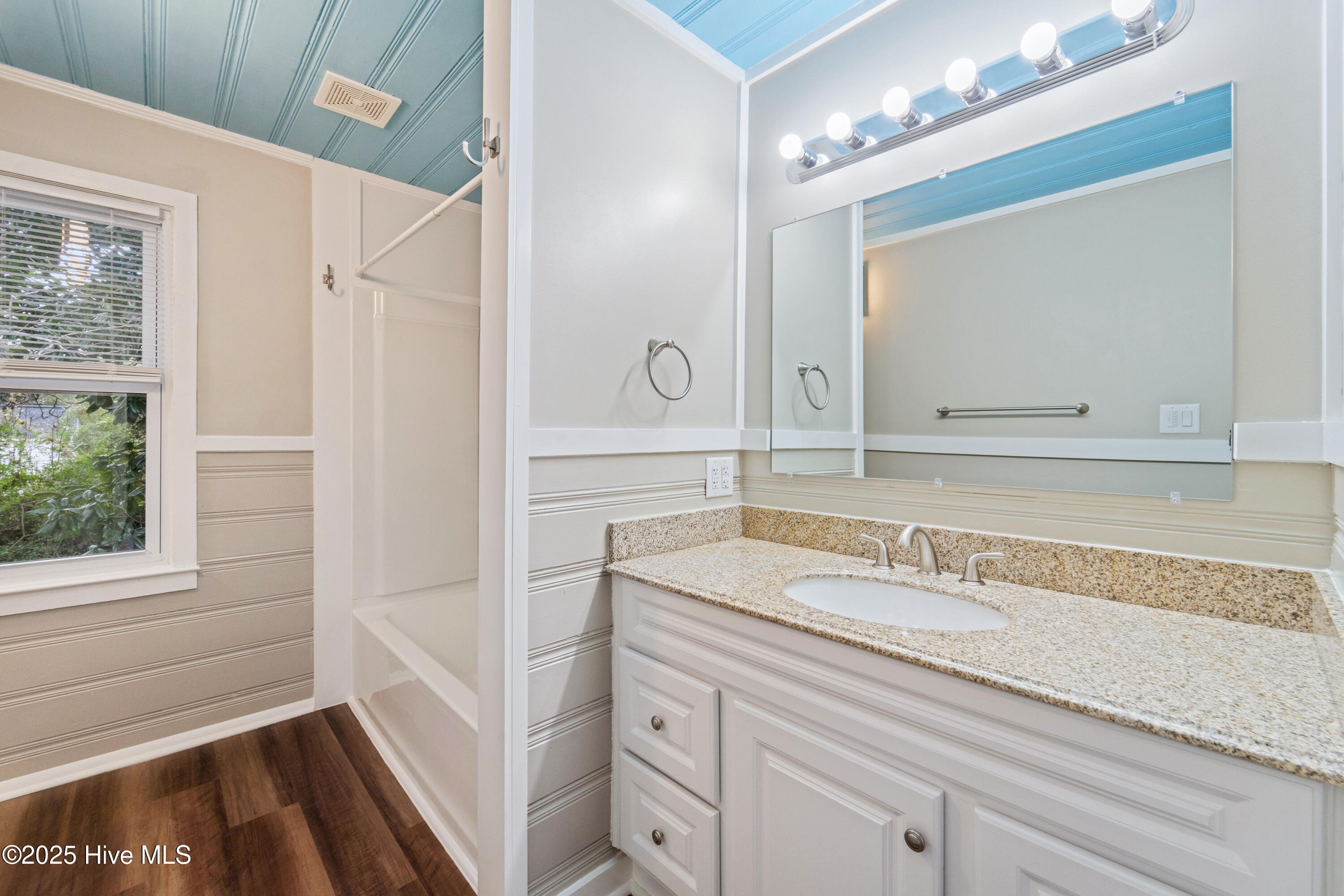 100546439 | Photo 11