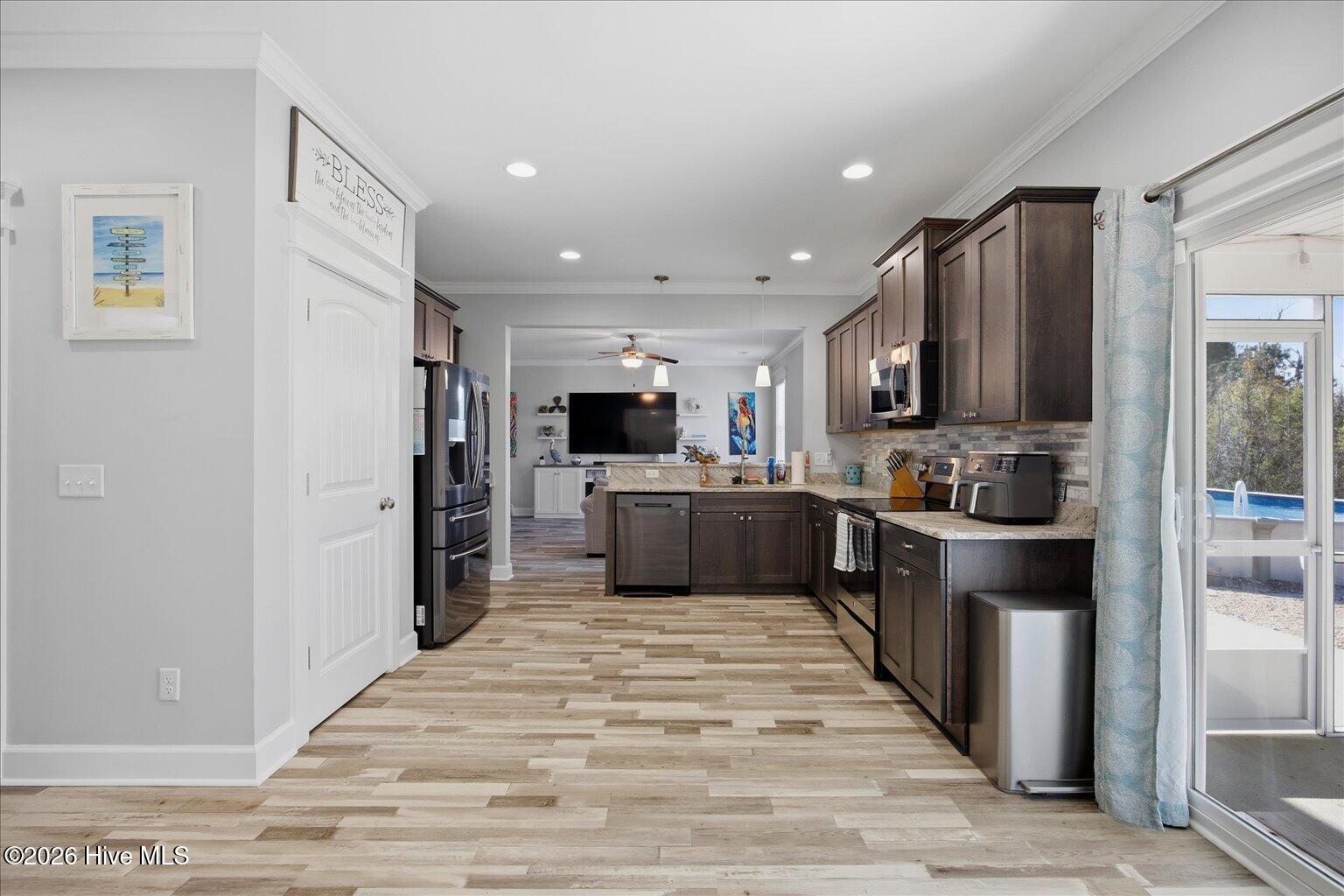 100563352 | Photo 15