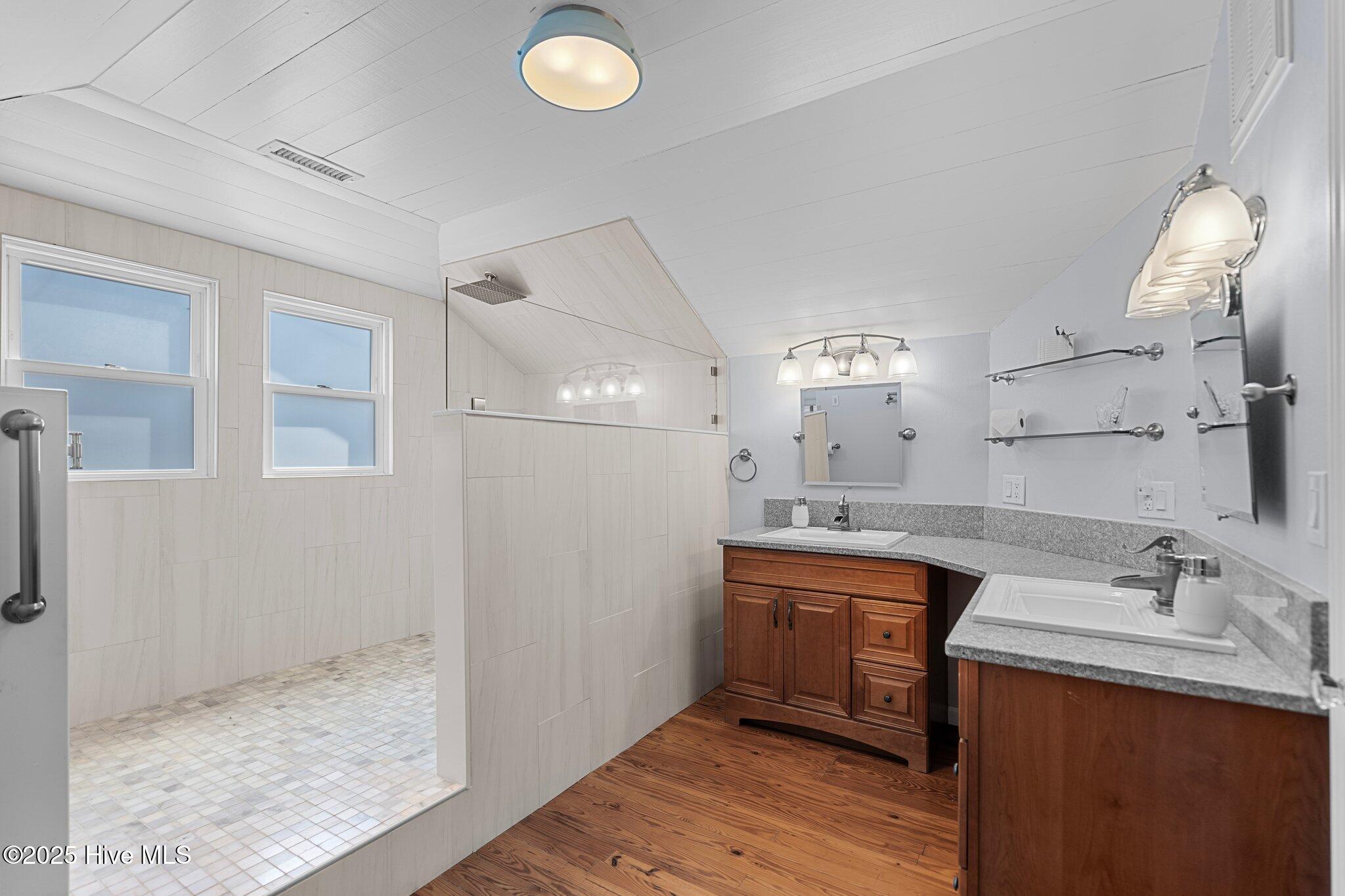 100532110 | Photo 47