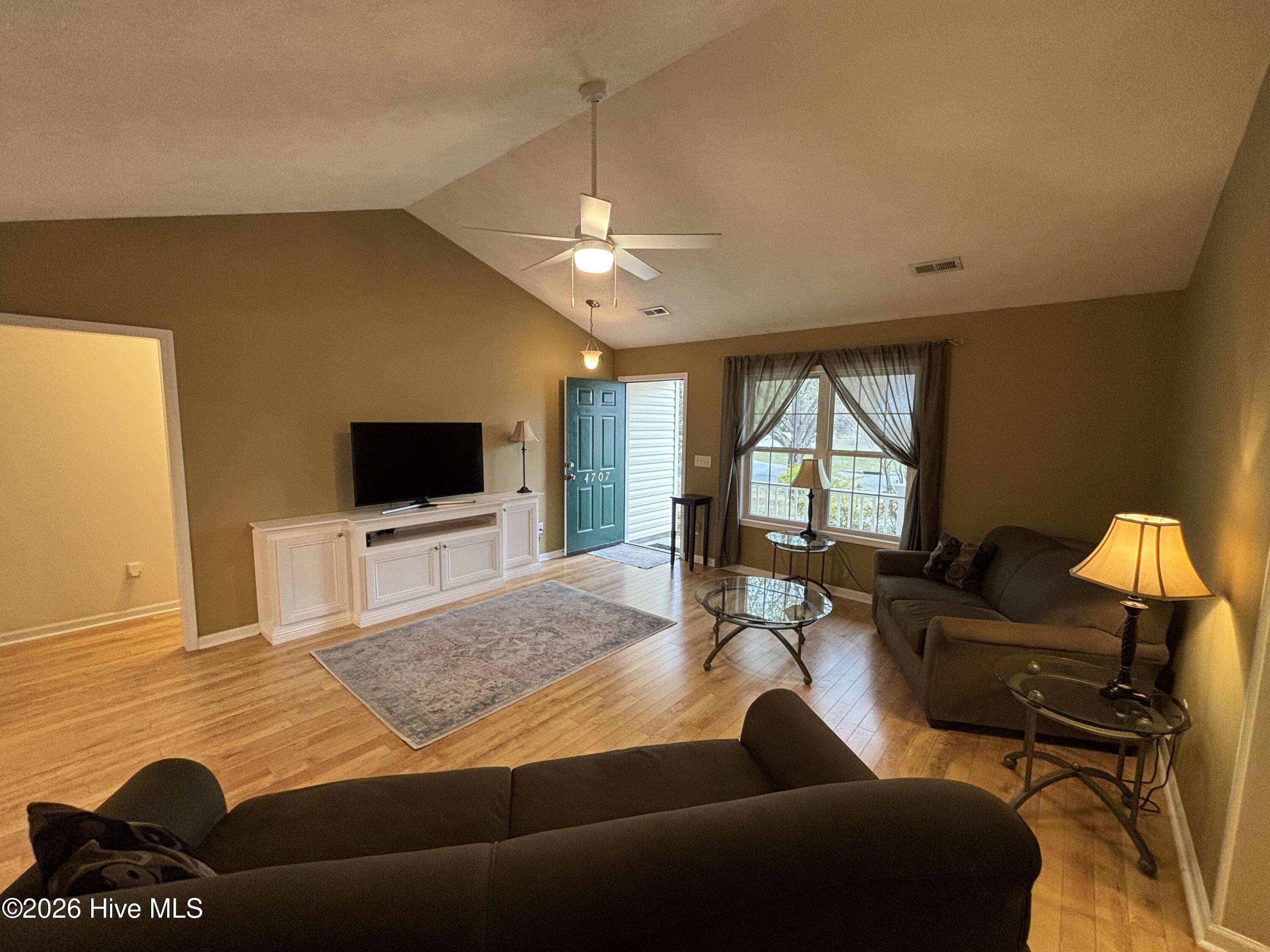 100561288 | Photo 11