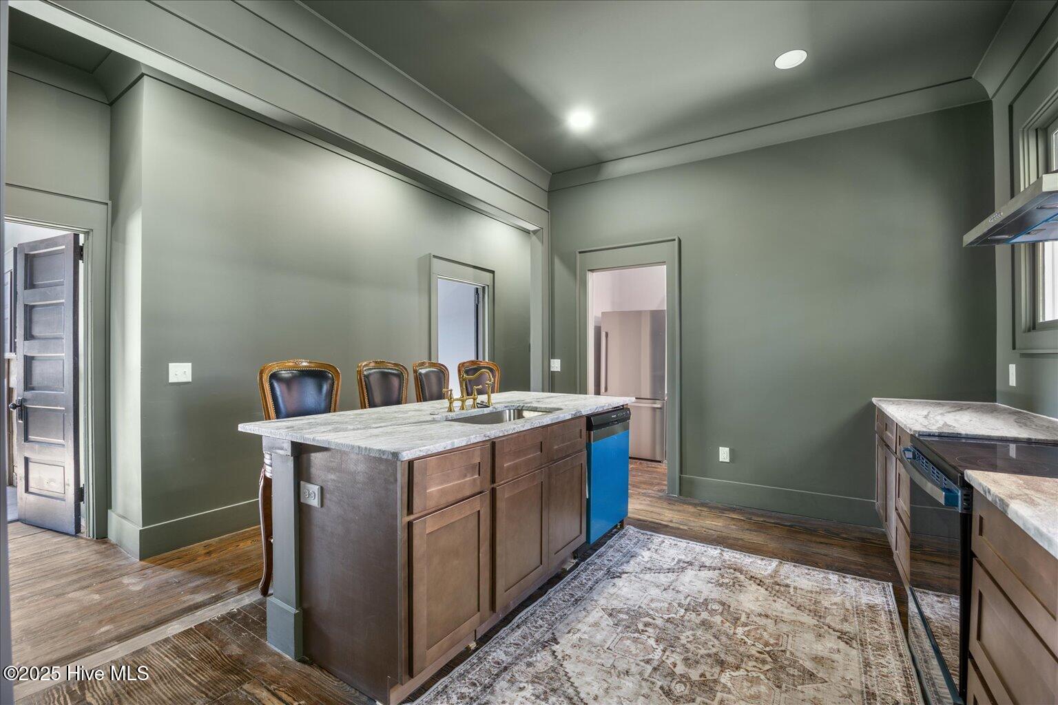 100537963 | Photo 32