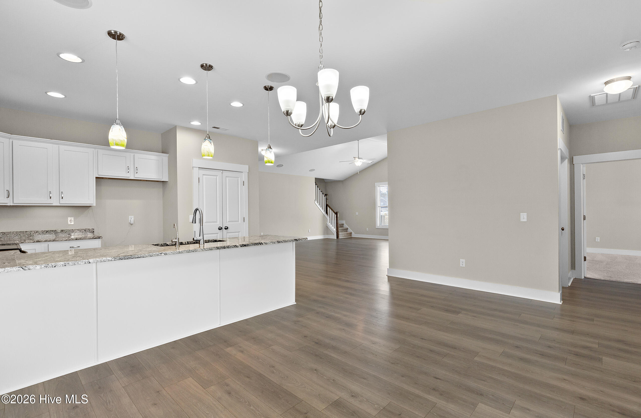 100550596 | Photo 18