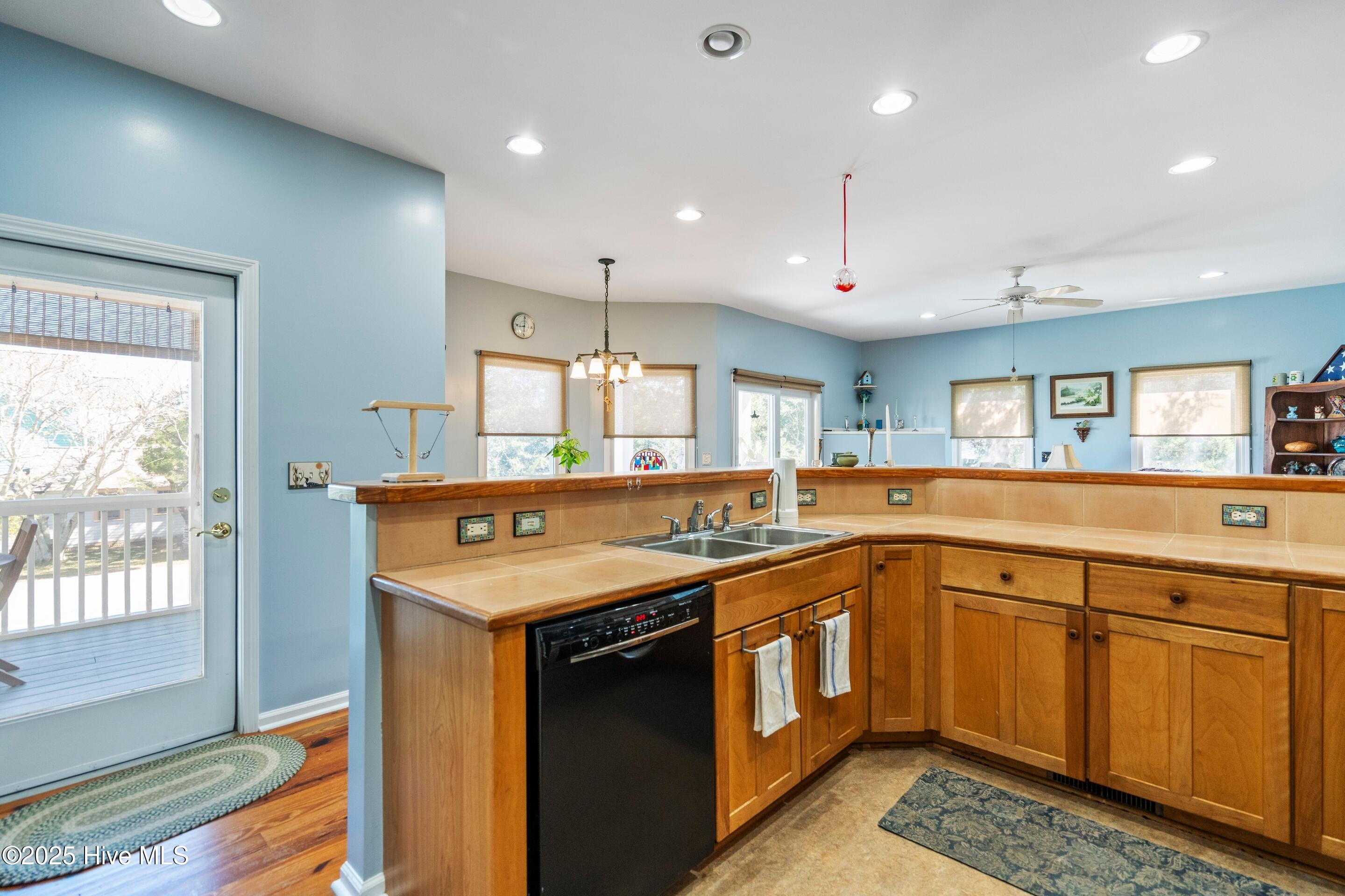 100535794 | Photo 14