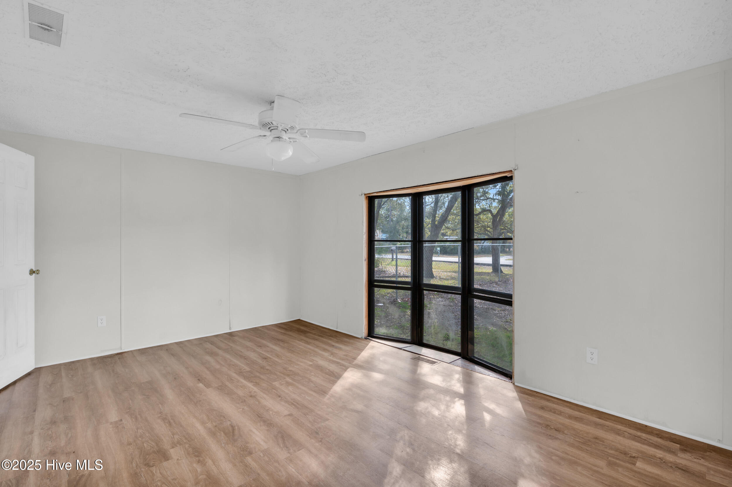 100543883 | Photo 14