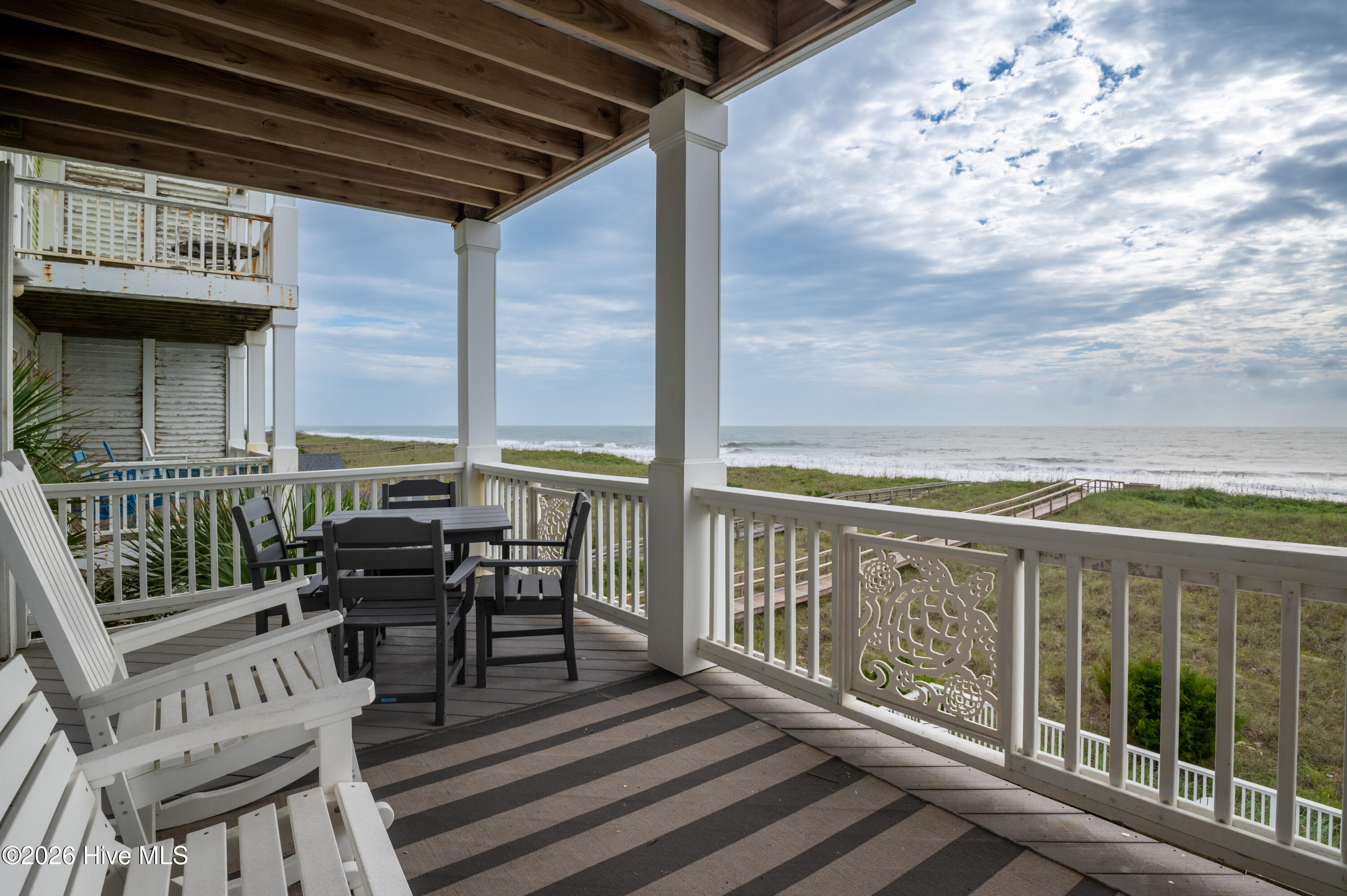 100550825 | Photo 42