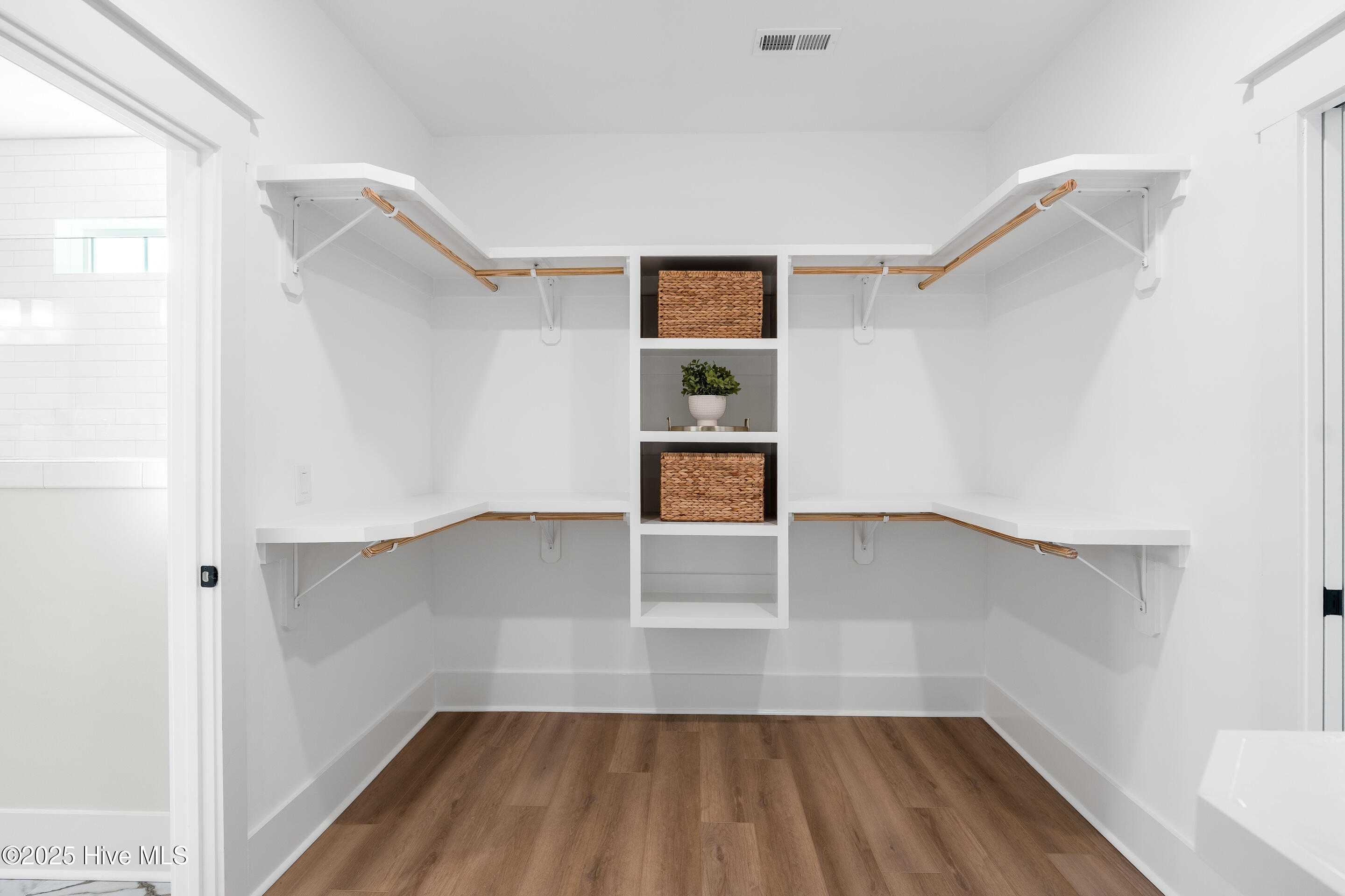 100531959 | Photo 45