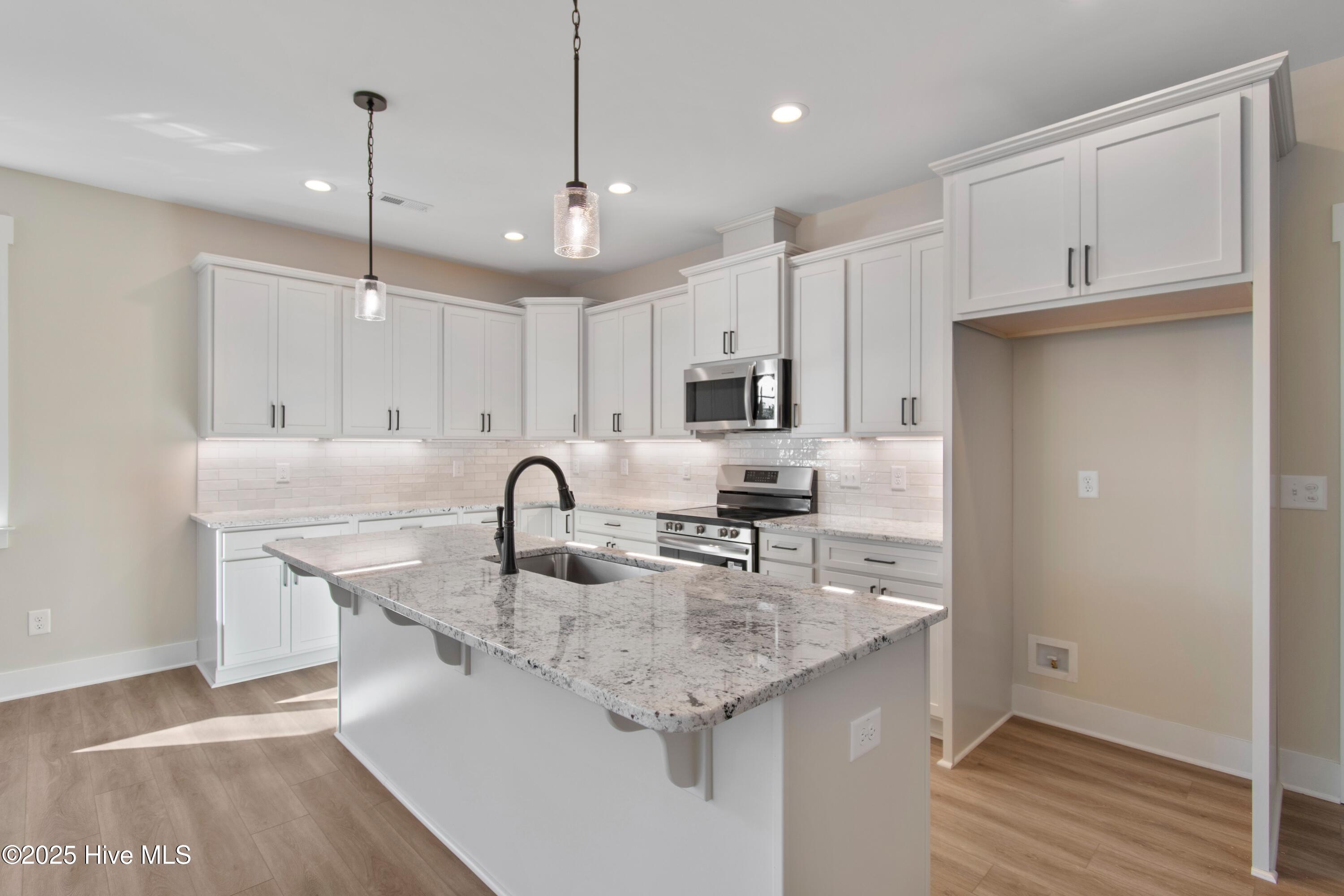 100520444 | Photo 13