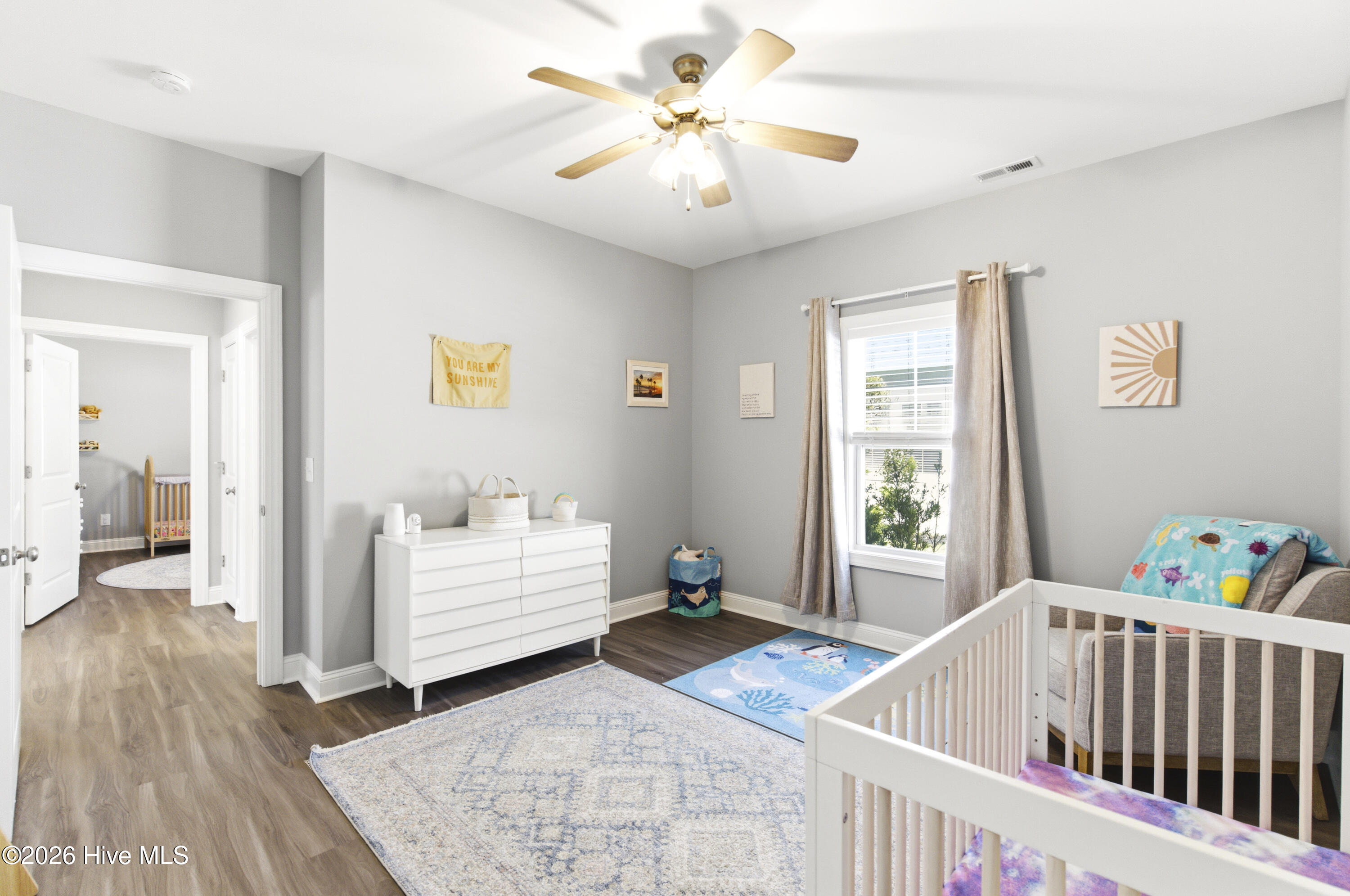 100568018 | Photo 47