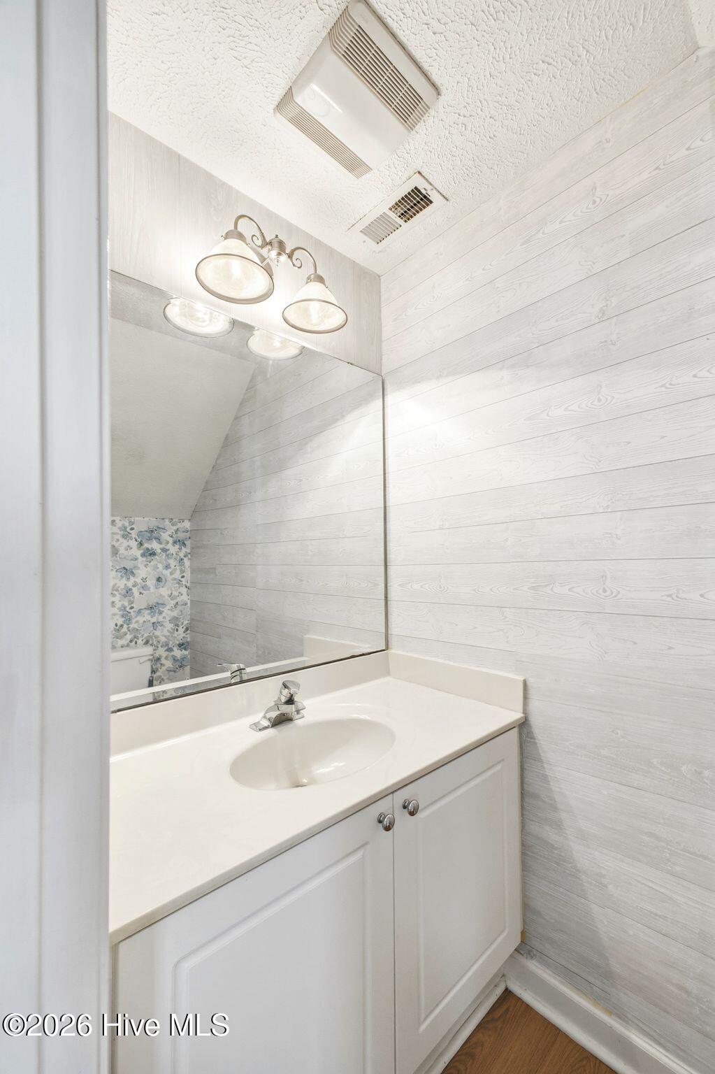 100564329 | Photo 11