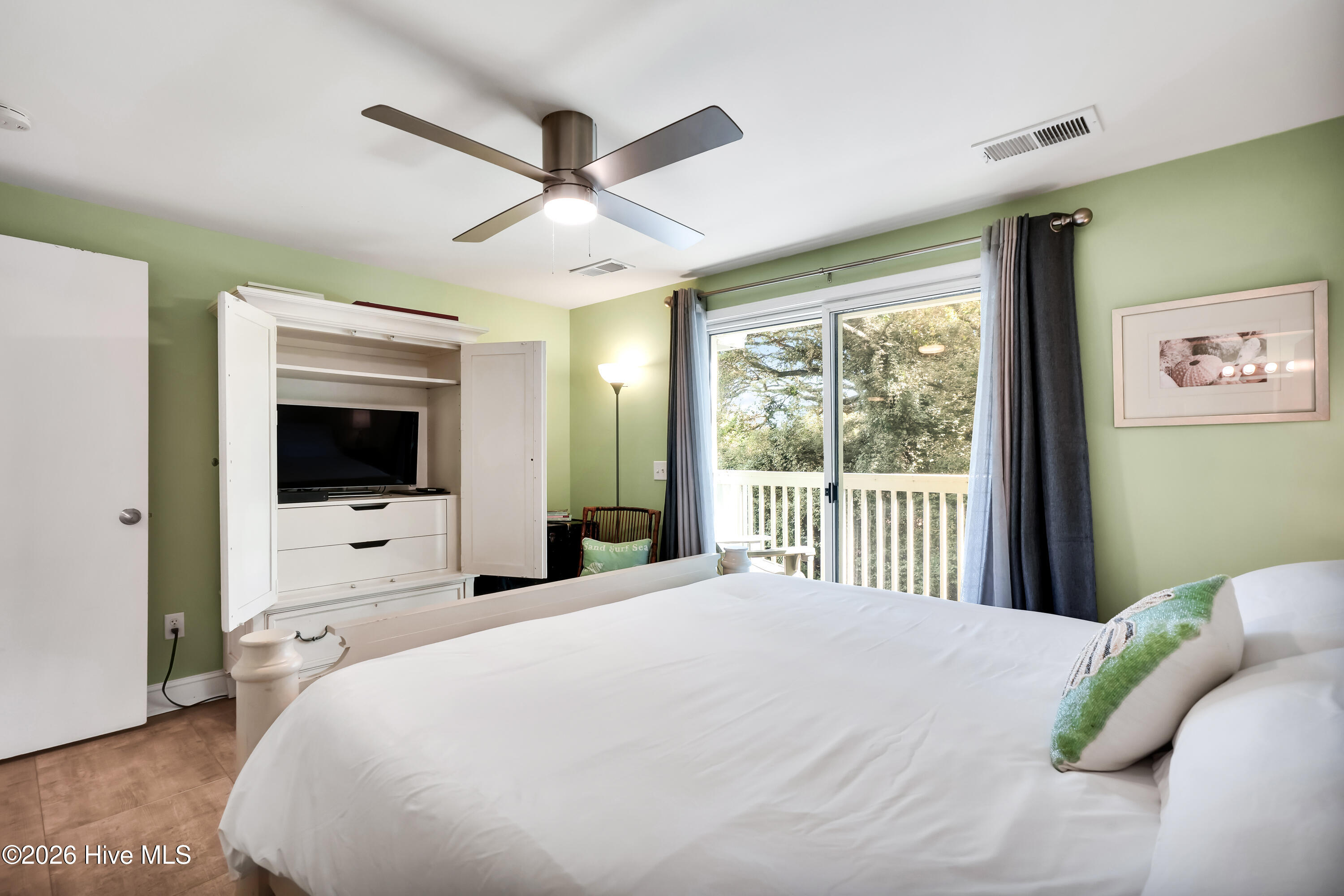 100568340 | Photo 21