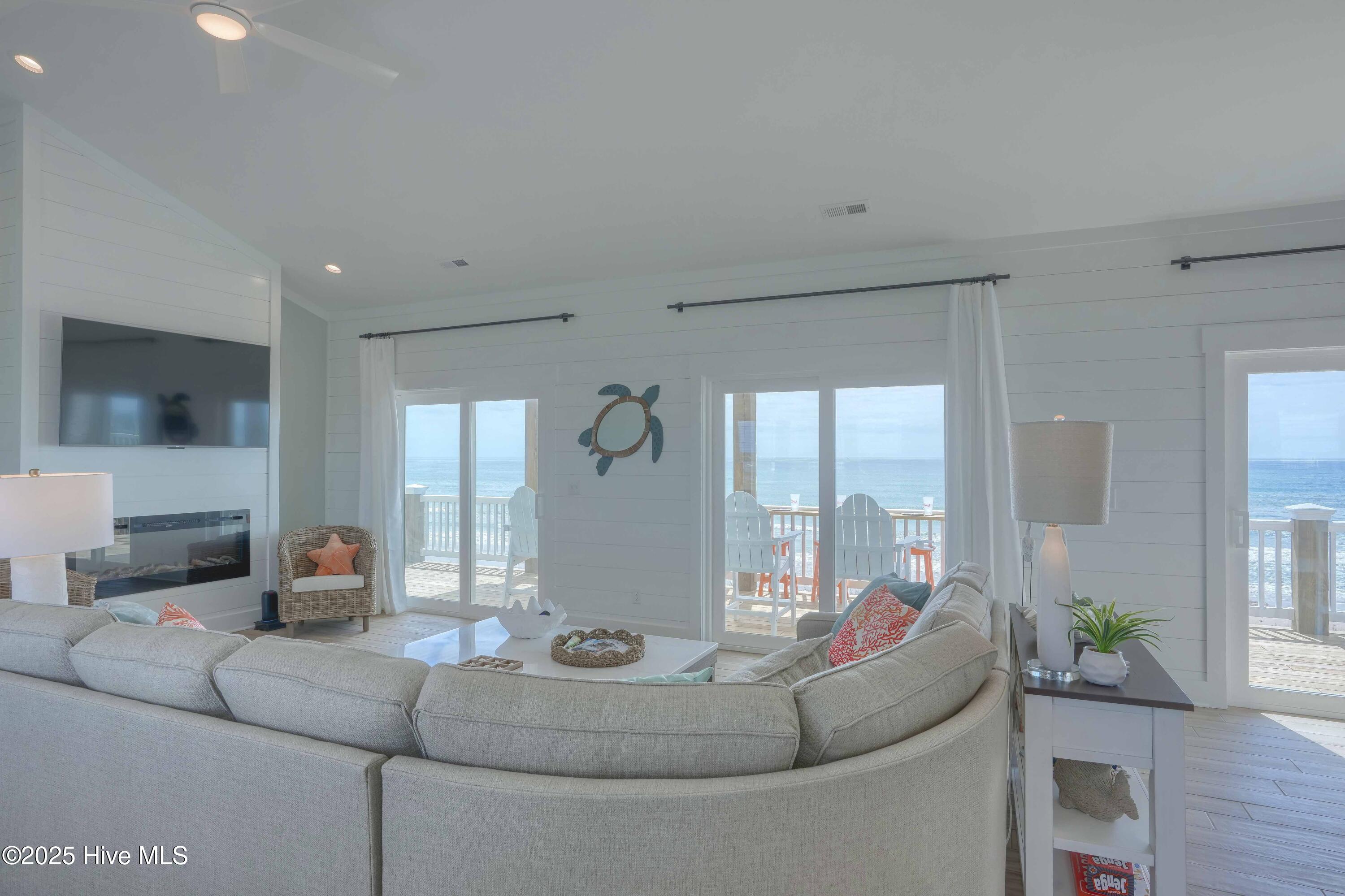 100522890 | Photo 32