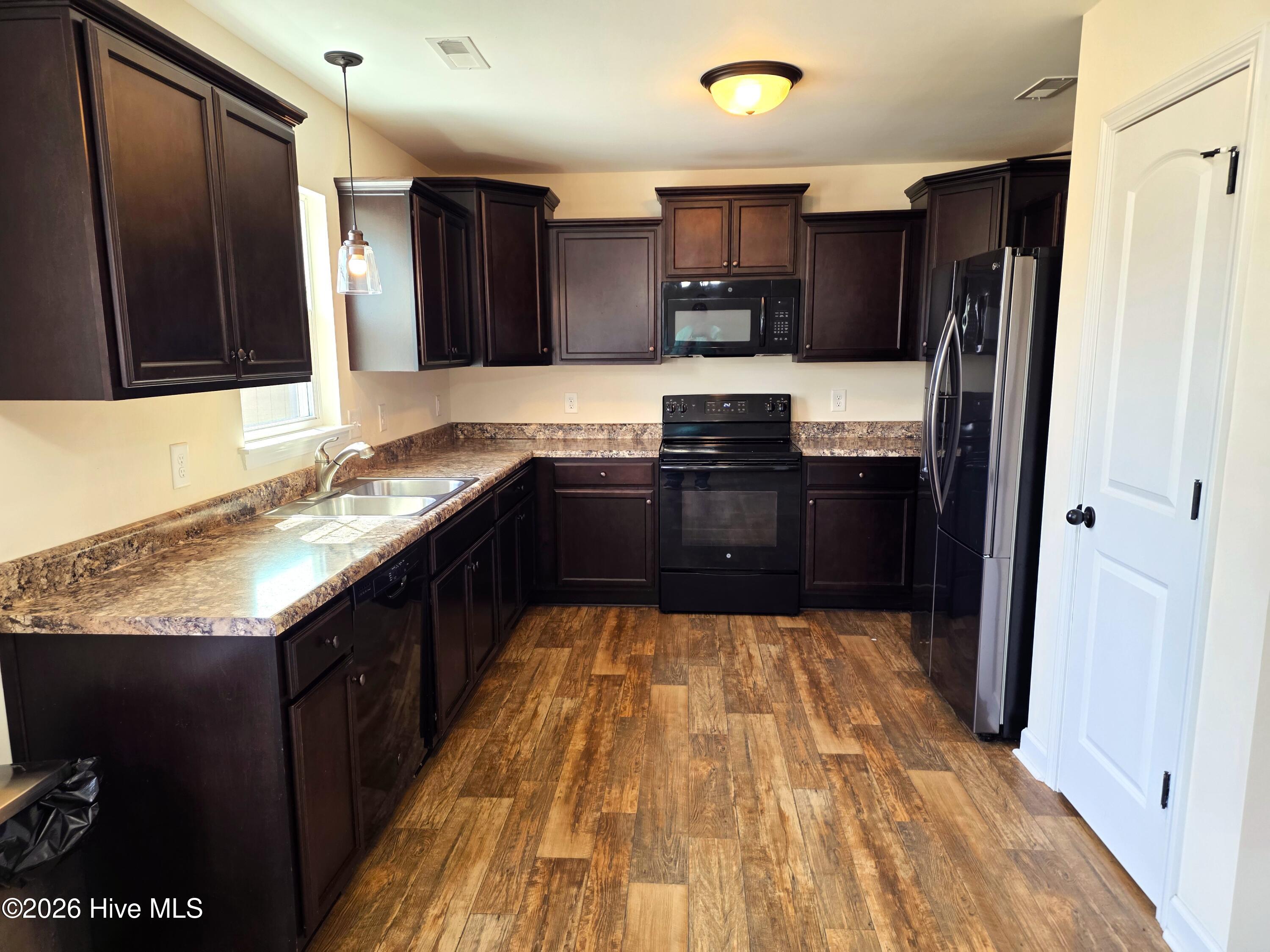 100527843 | Photo 18