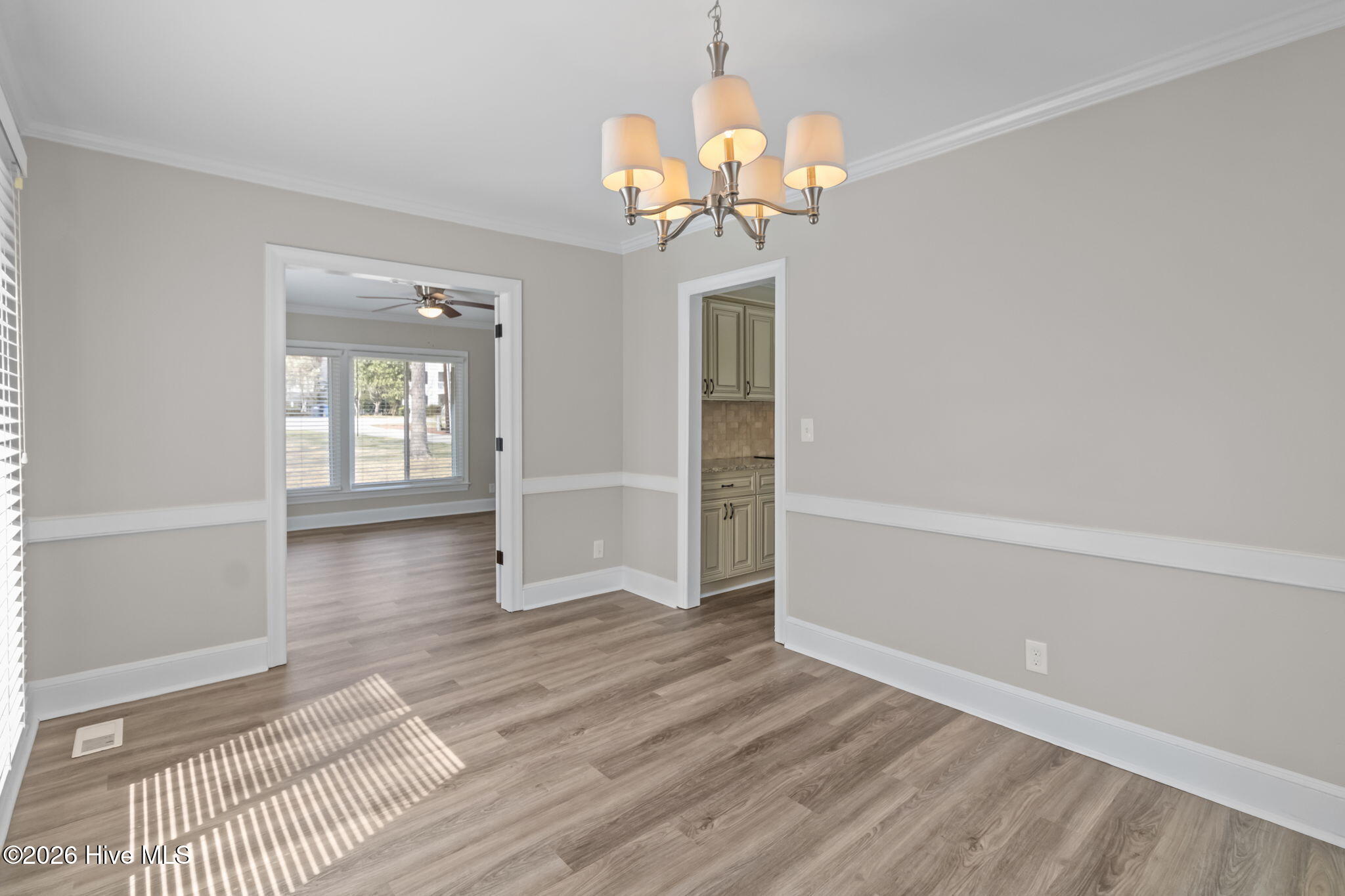 100560043 | Photo 22