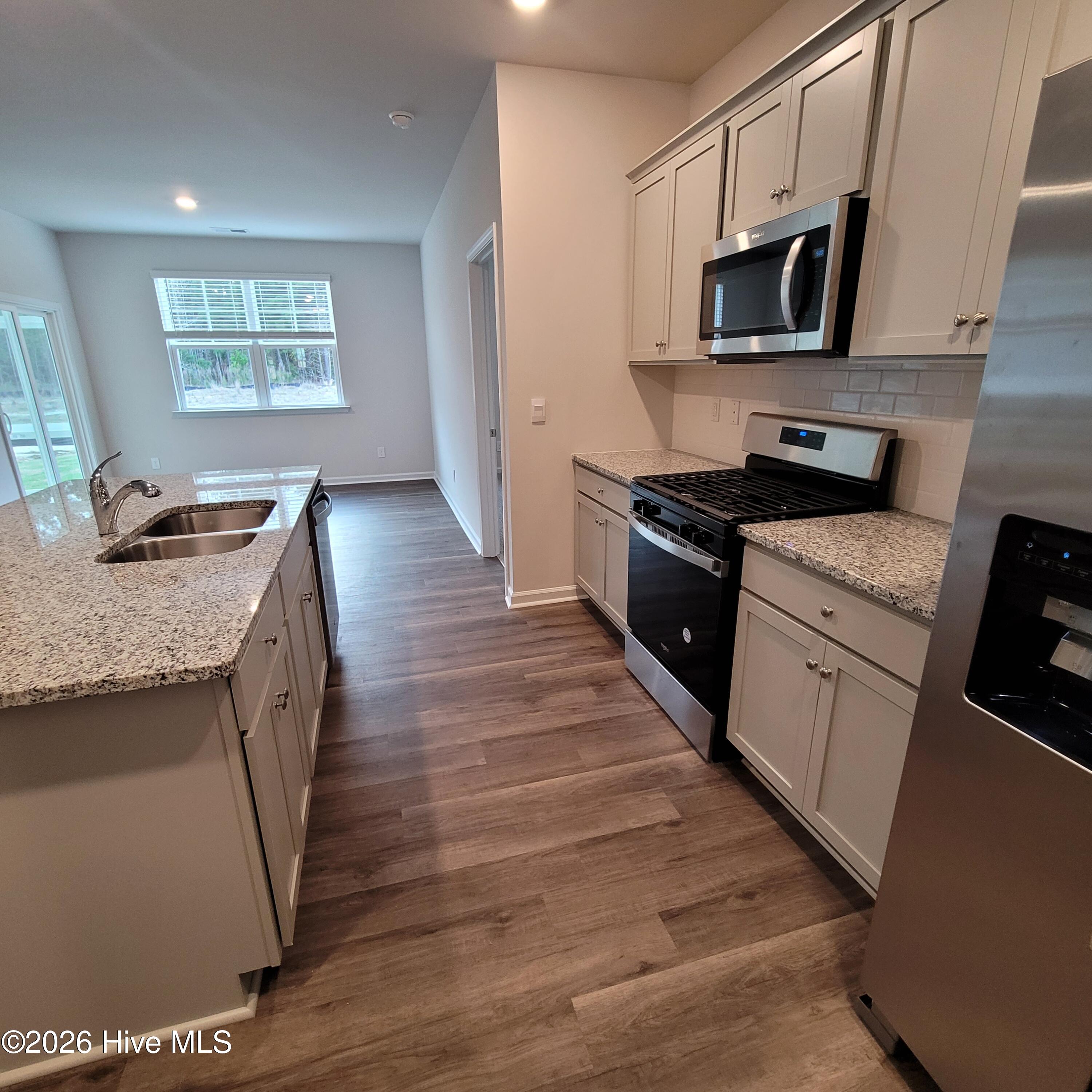 100553677 | Photo 11