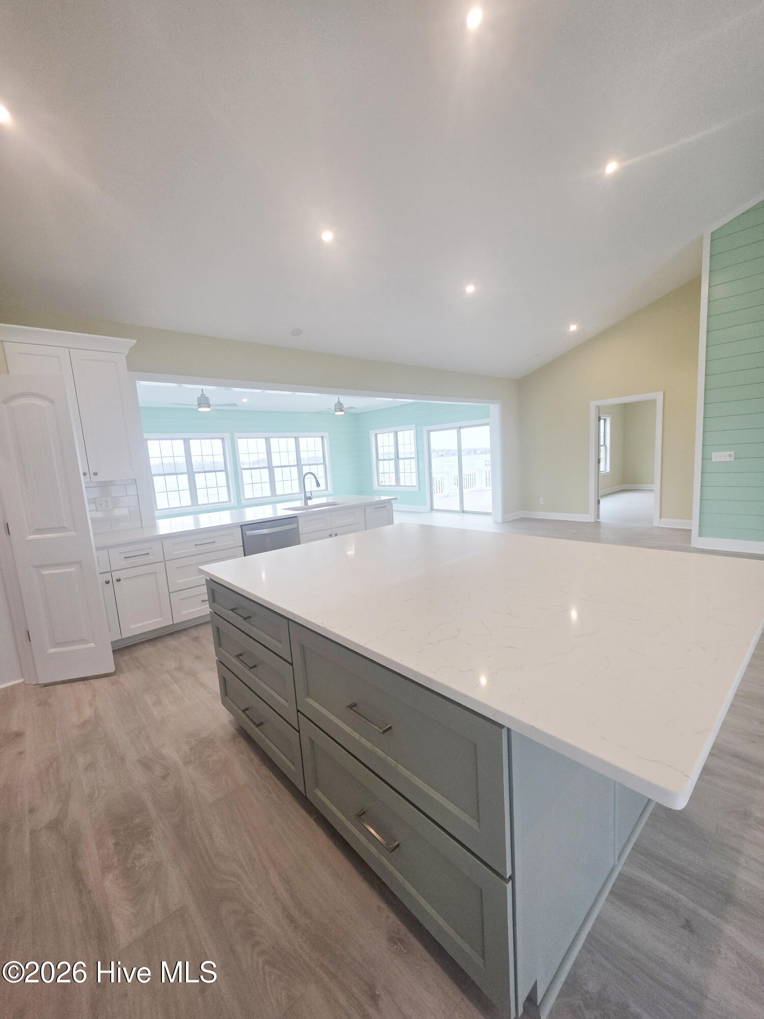 100535825 | Photo 22