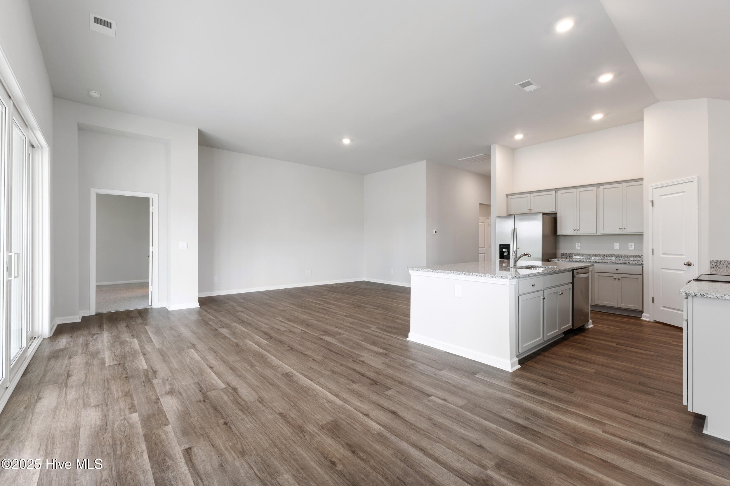 100562718 | Photo 15