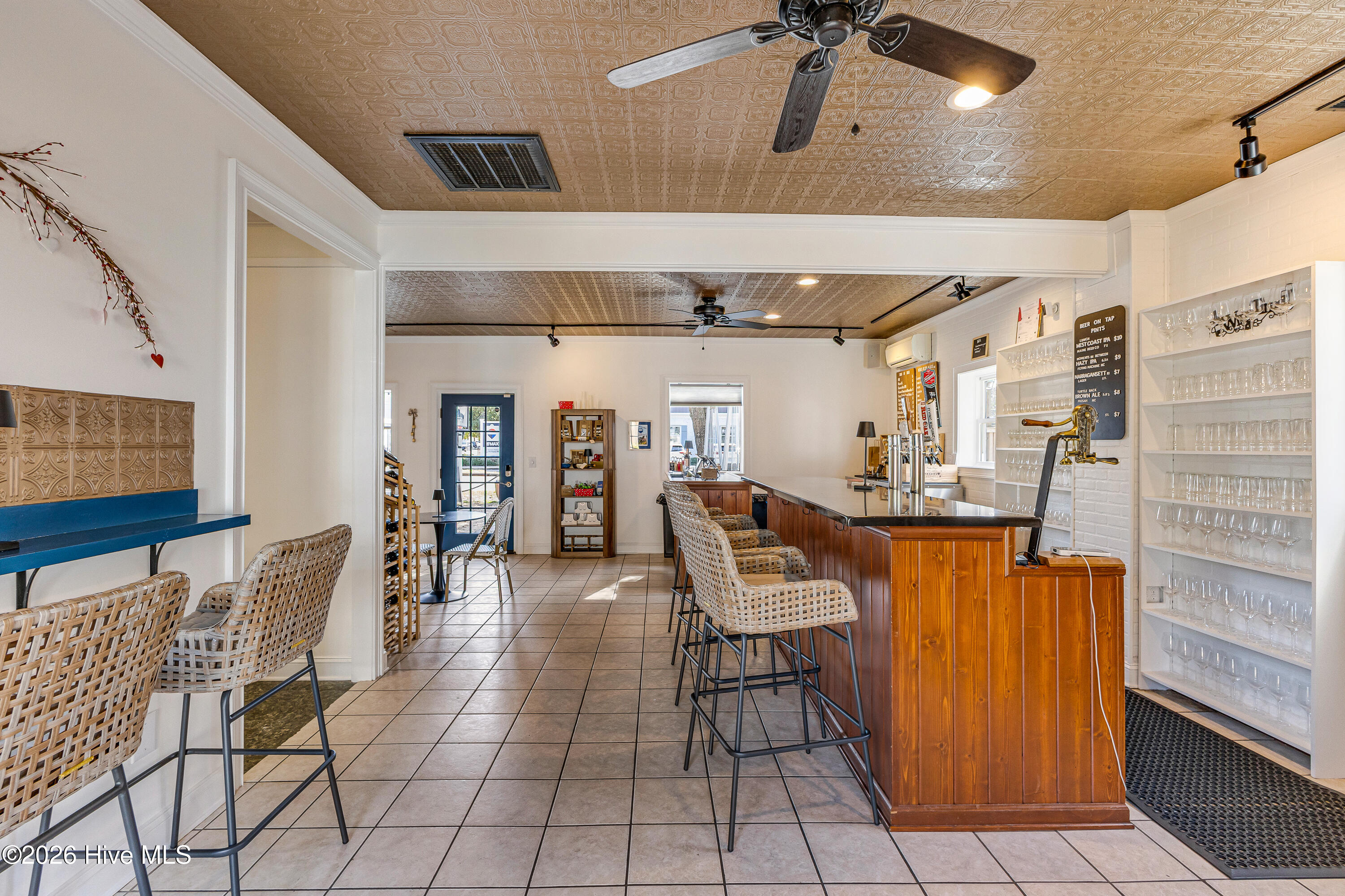 100517348 | Photo 34