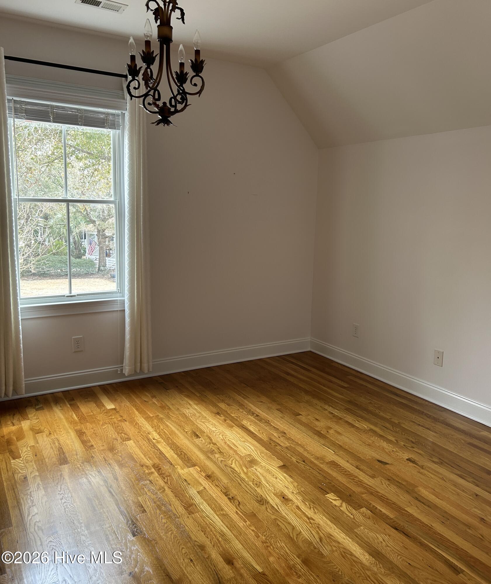 100555940 | Photo 12