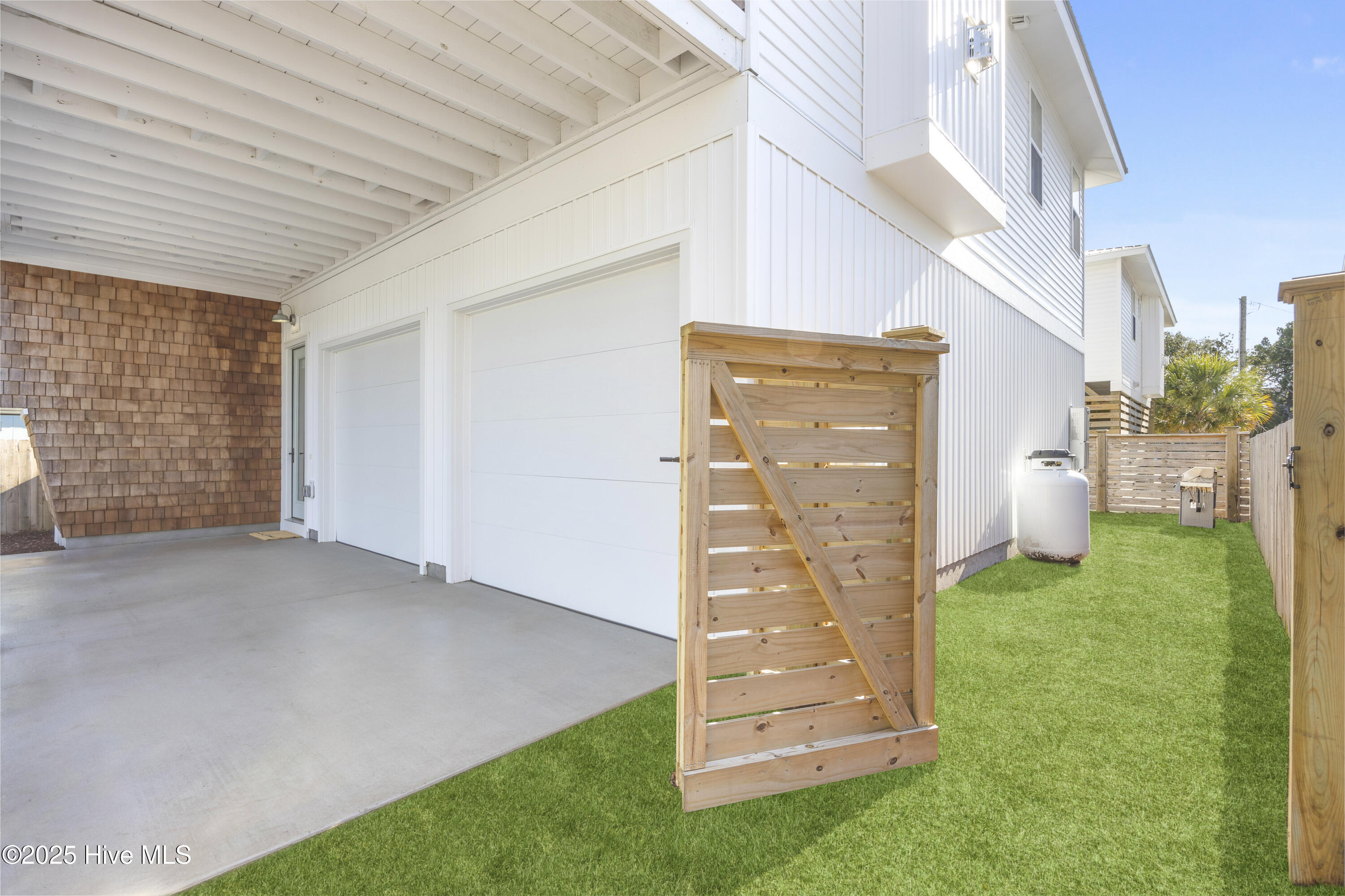 100544004 | Photo 42