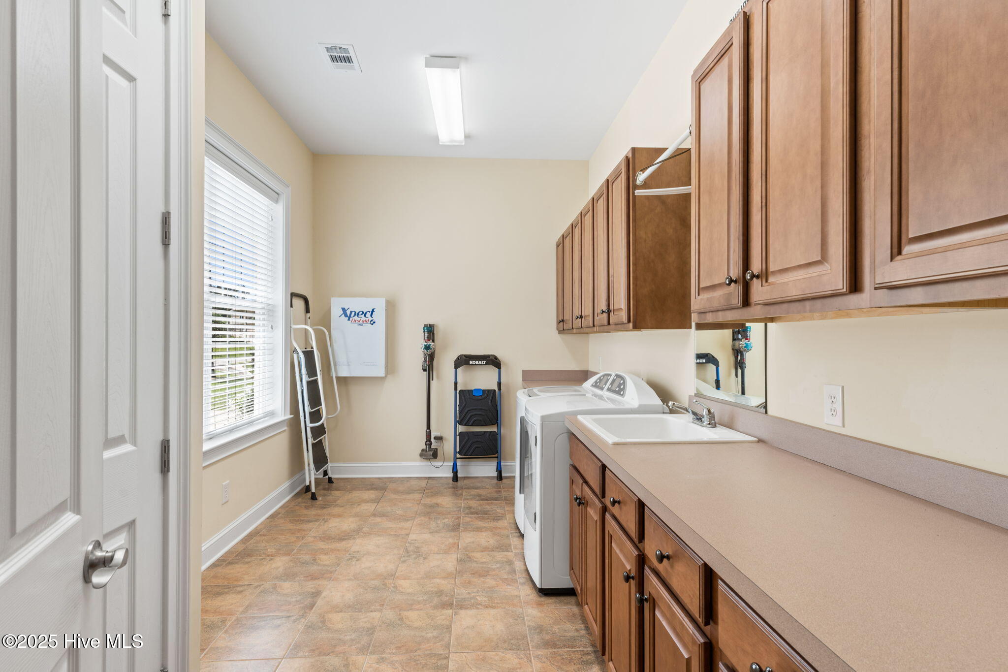 100518405 | Photo 59