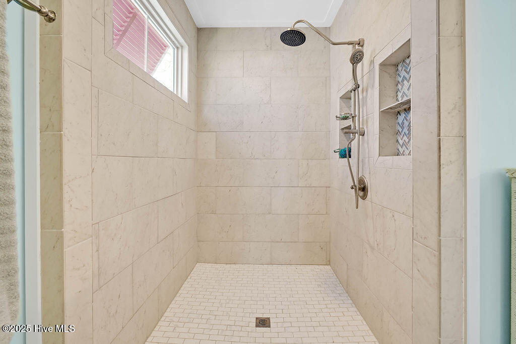 100516737 | Photo 33