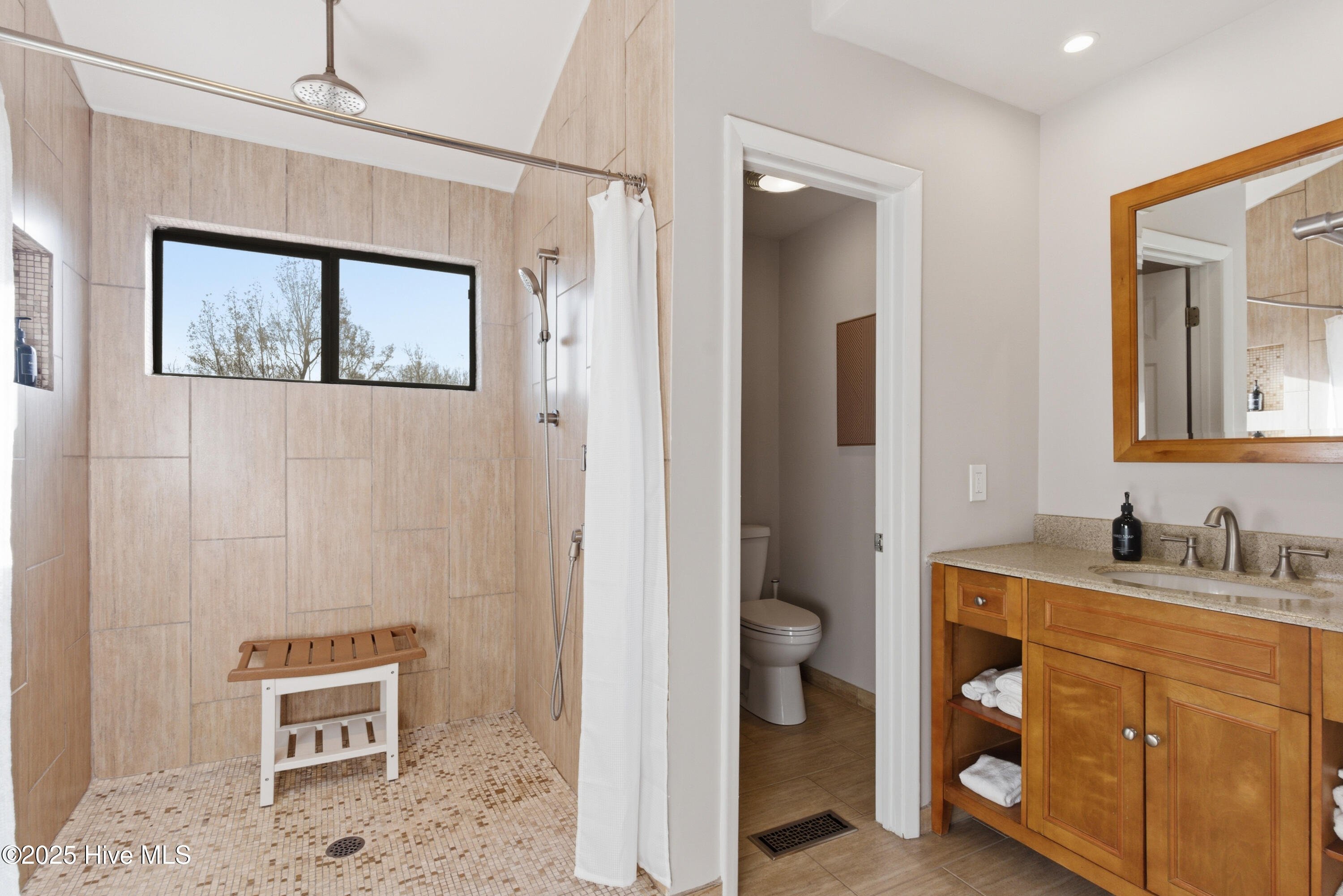 100546110 | Photo 16