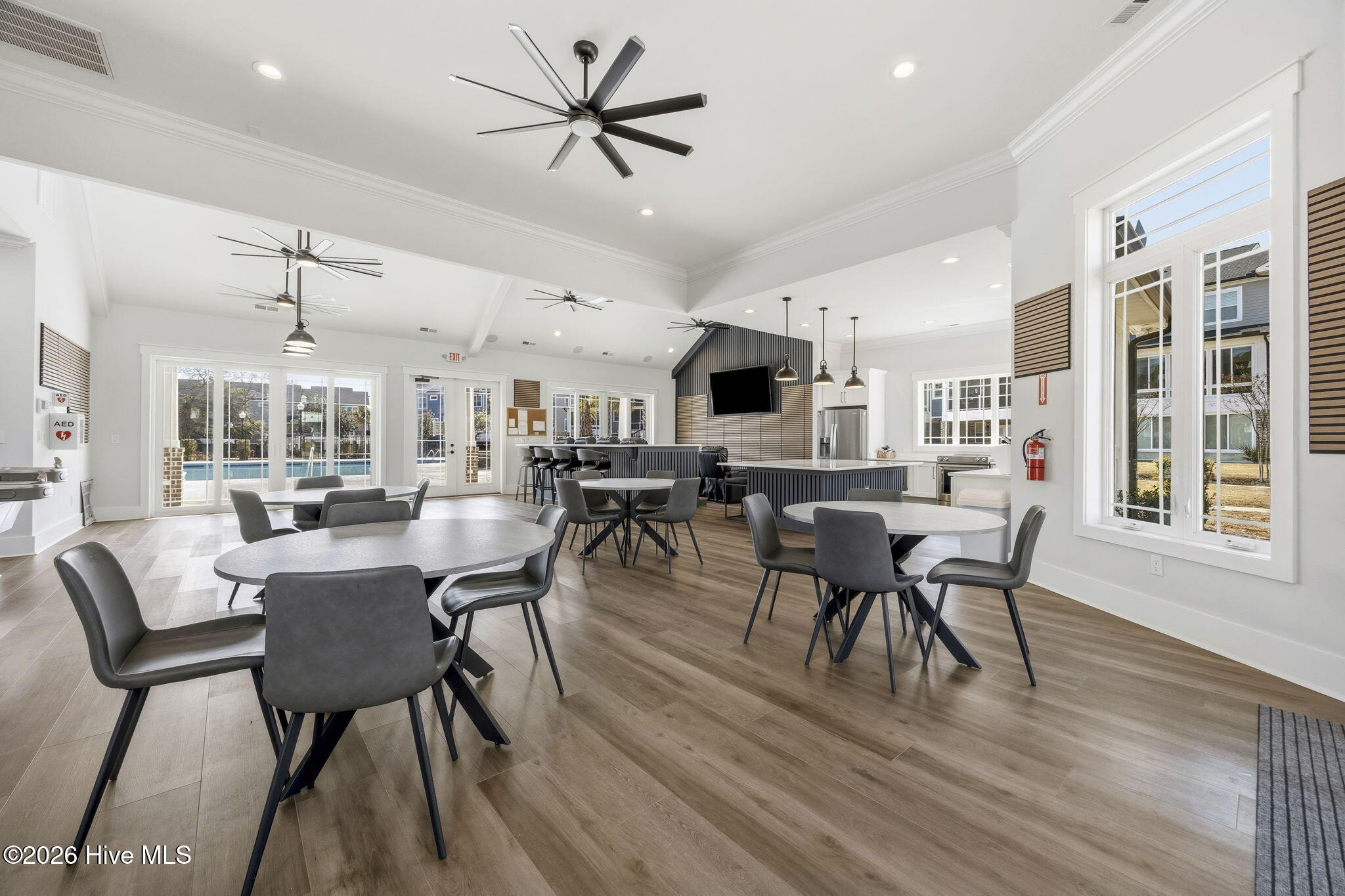 100553827 | Photo 54