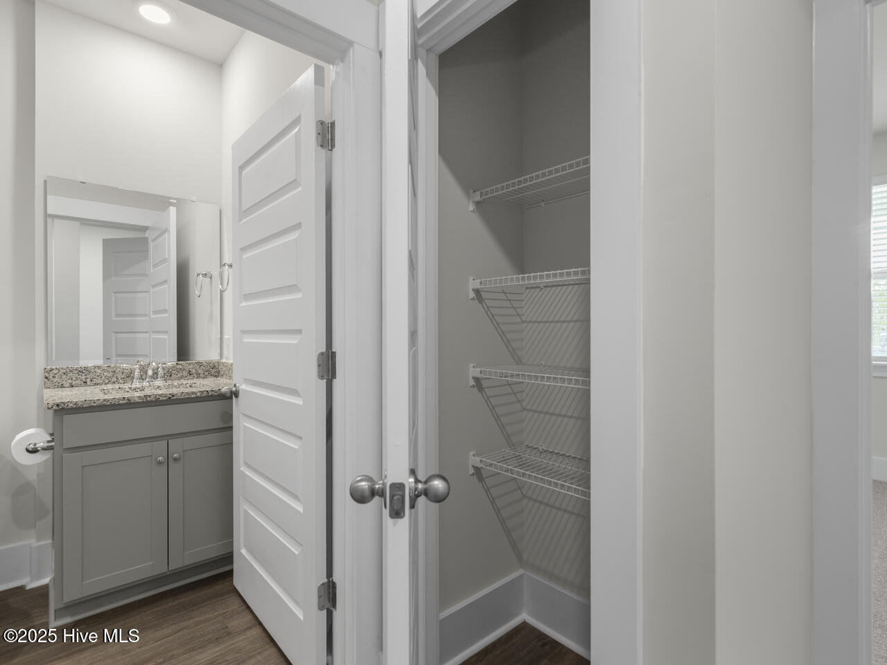 100569228 | Photo 32