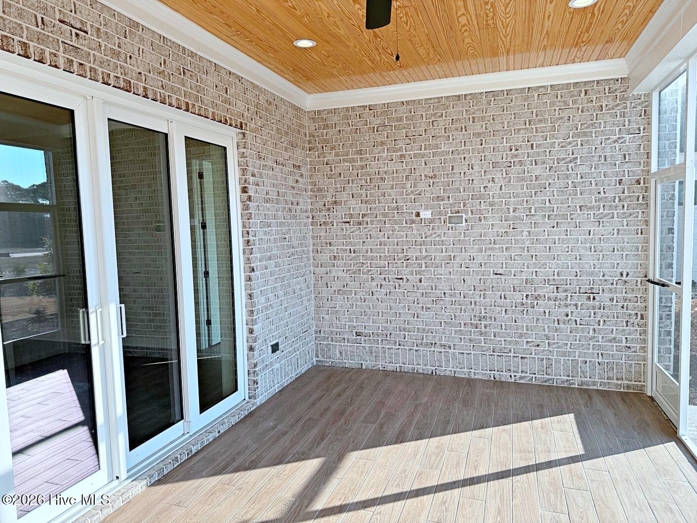 100553338 | Photo 49