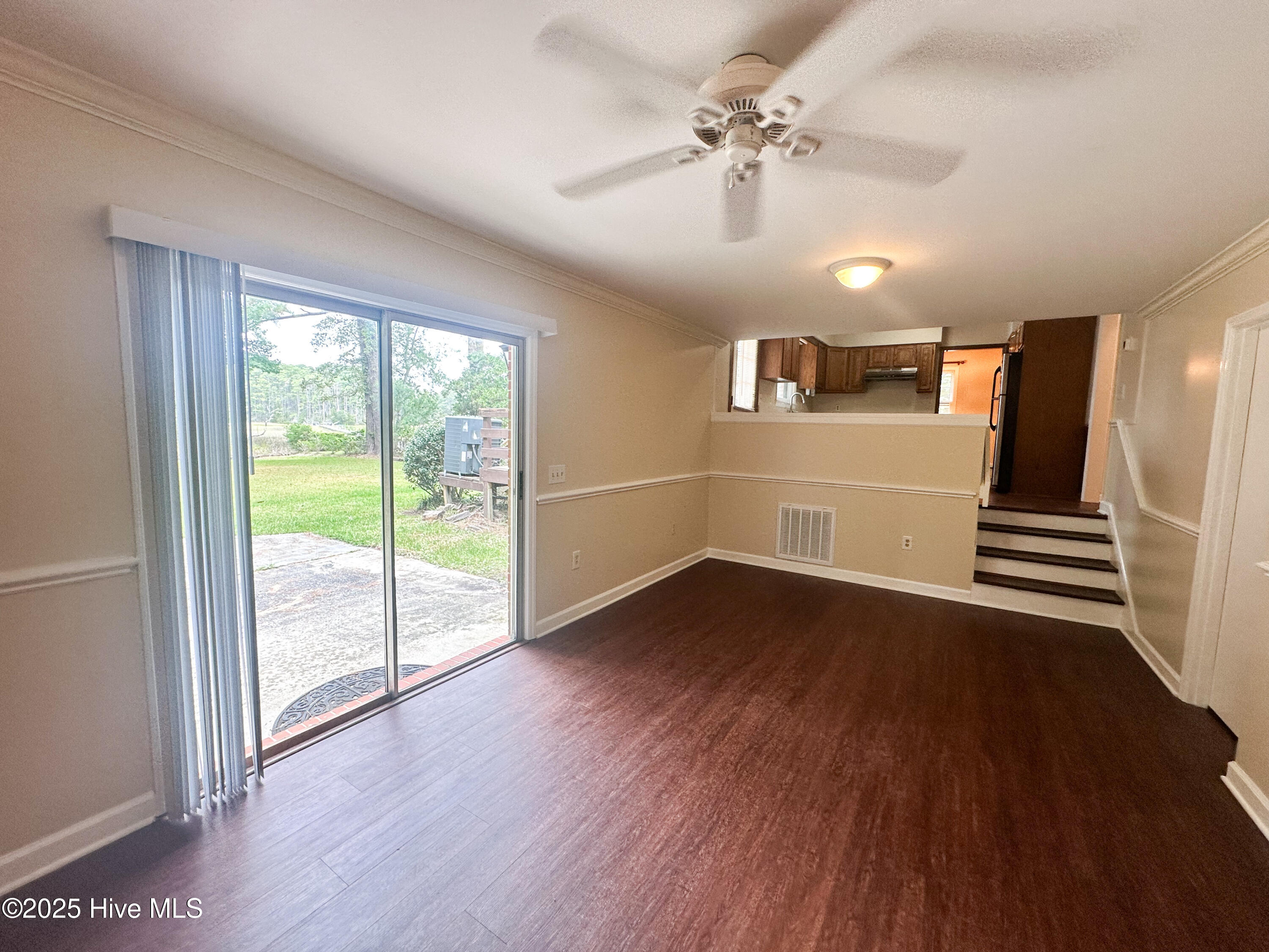 100529841 | Photo 11