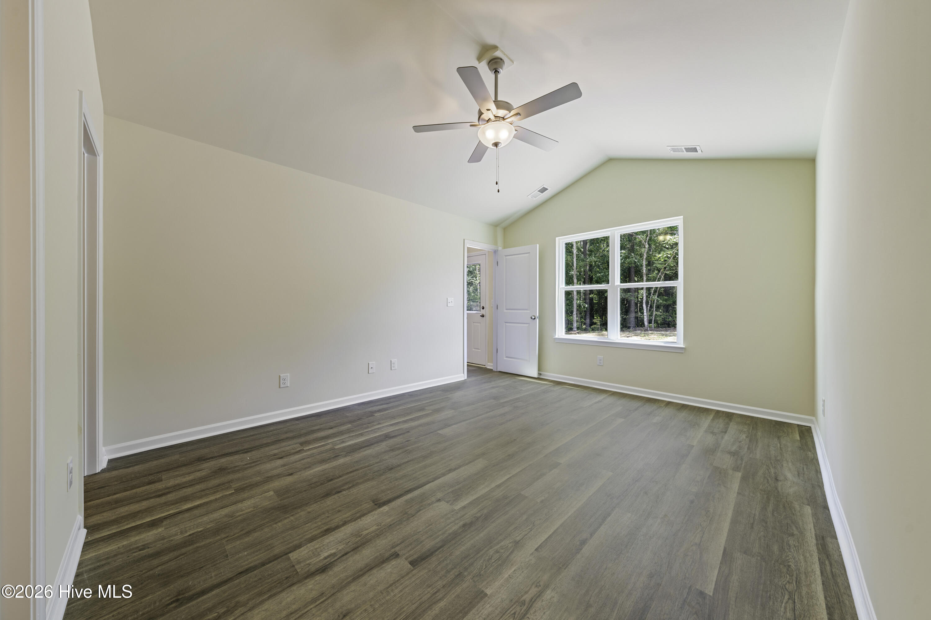 100550790 | Photo 20