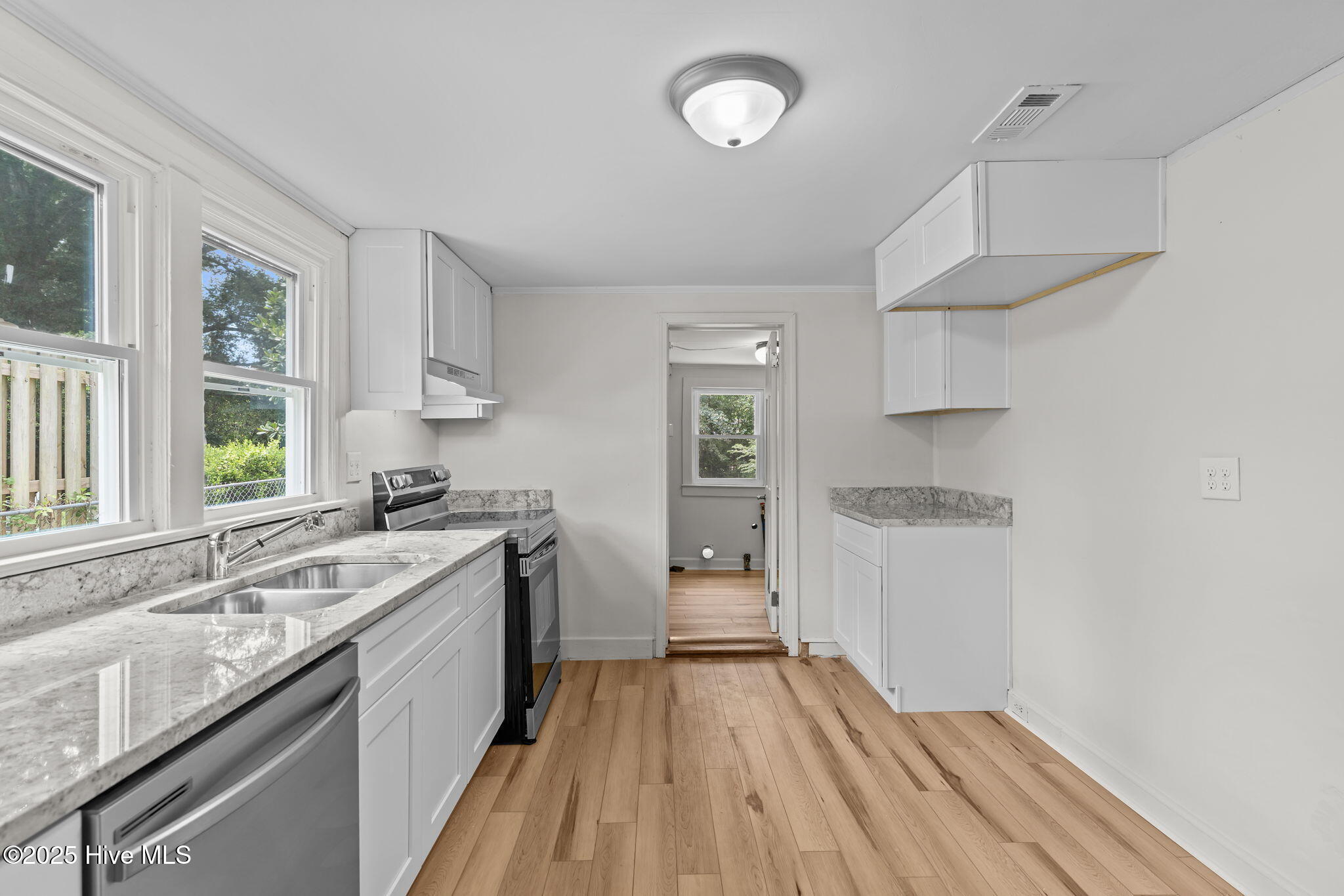 100556871 | Photo 15