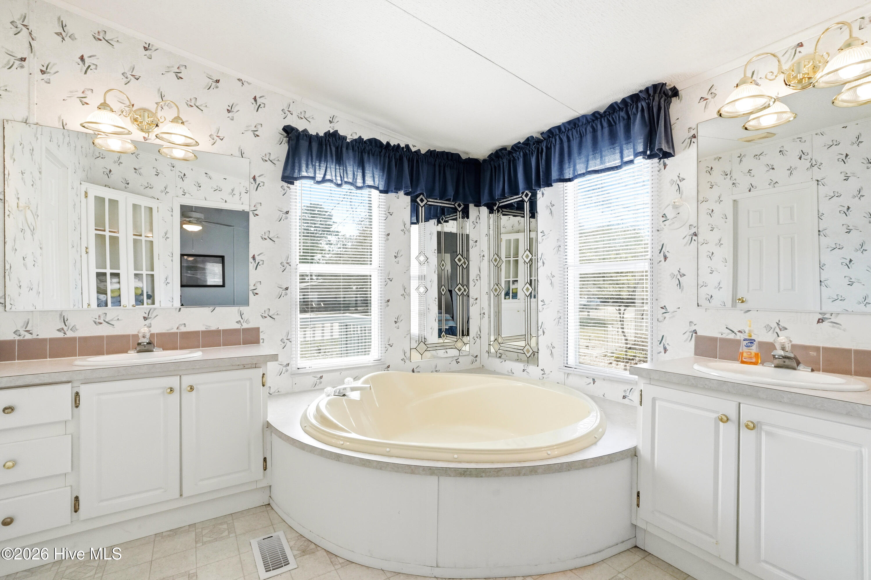 100565641 | Photo 25