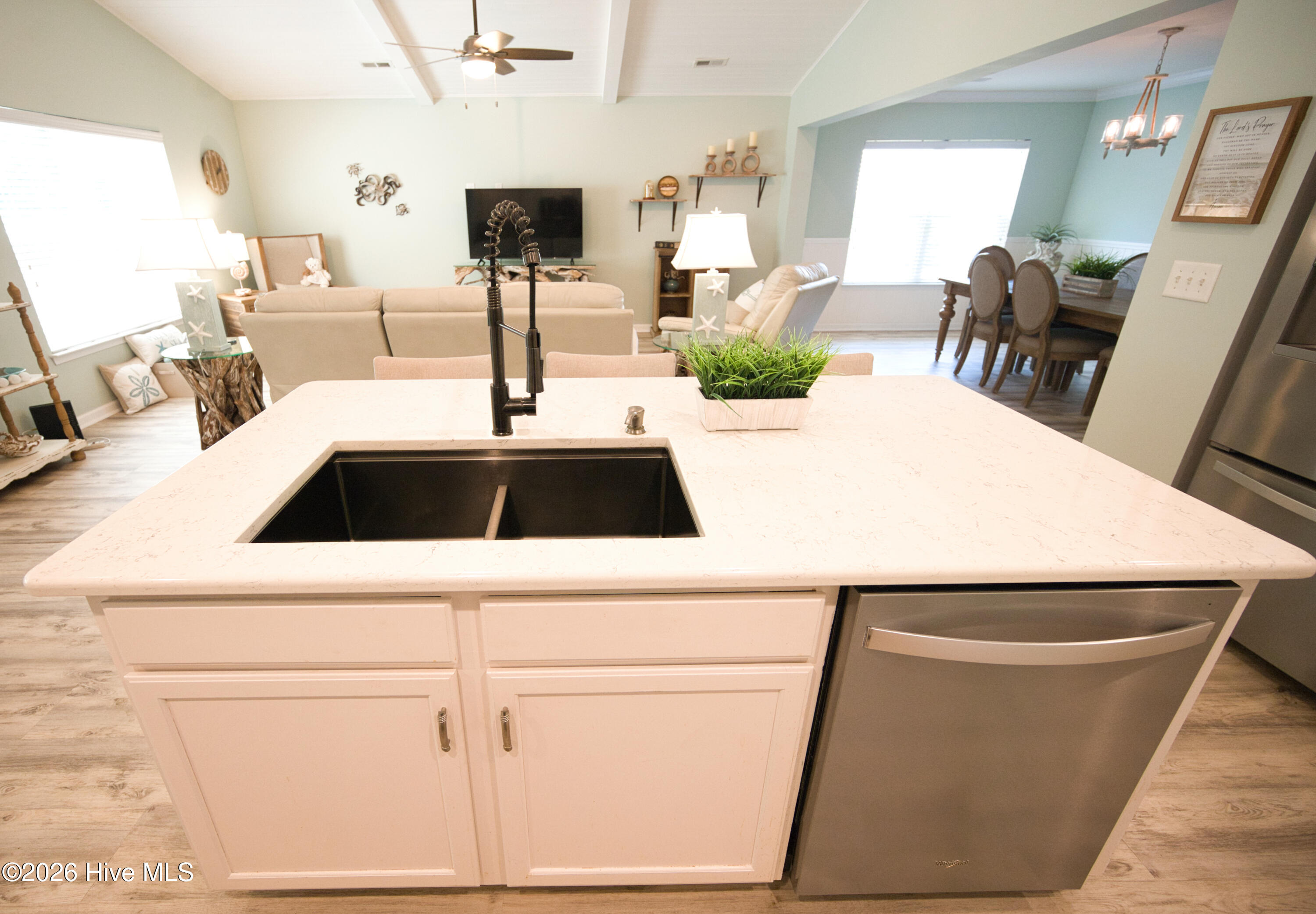 100569889 | Photo 24