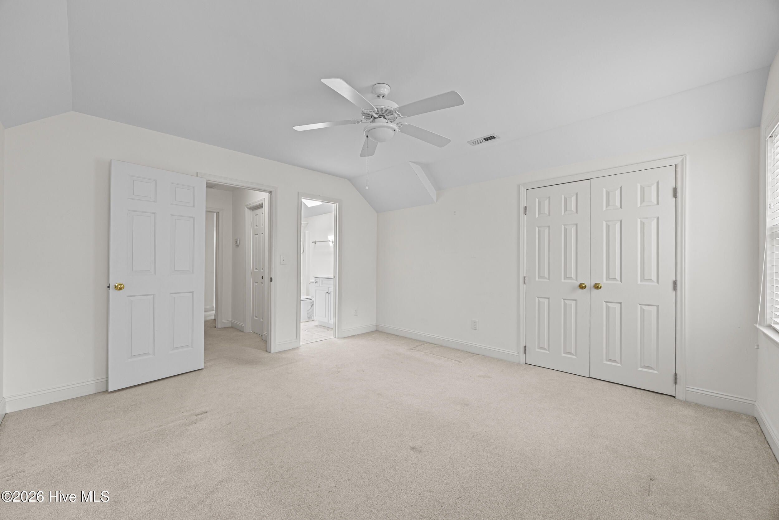 100569840 | Photo 43