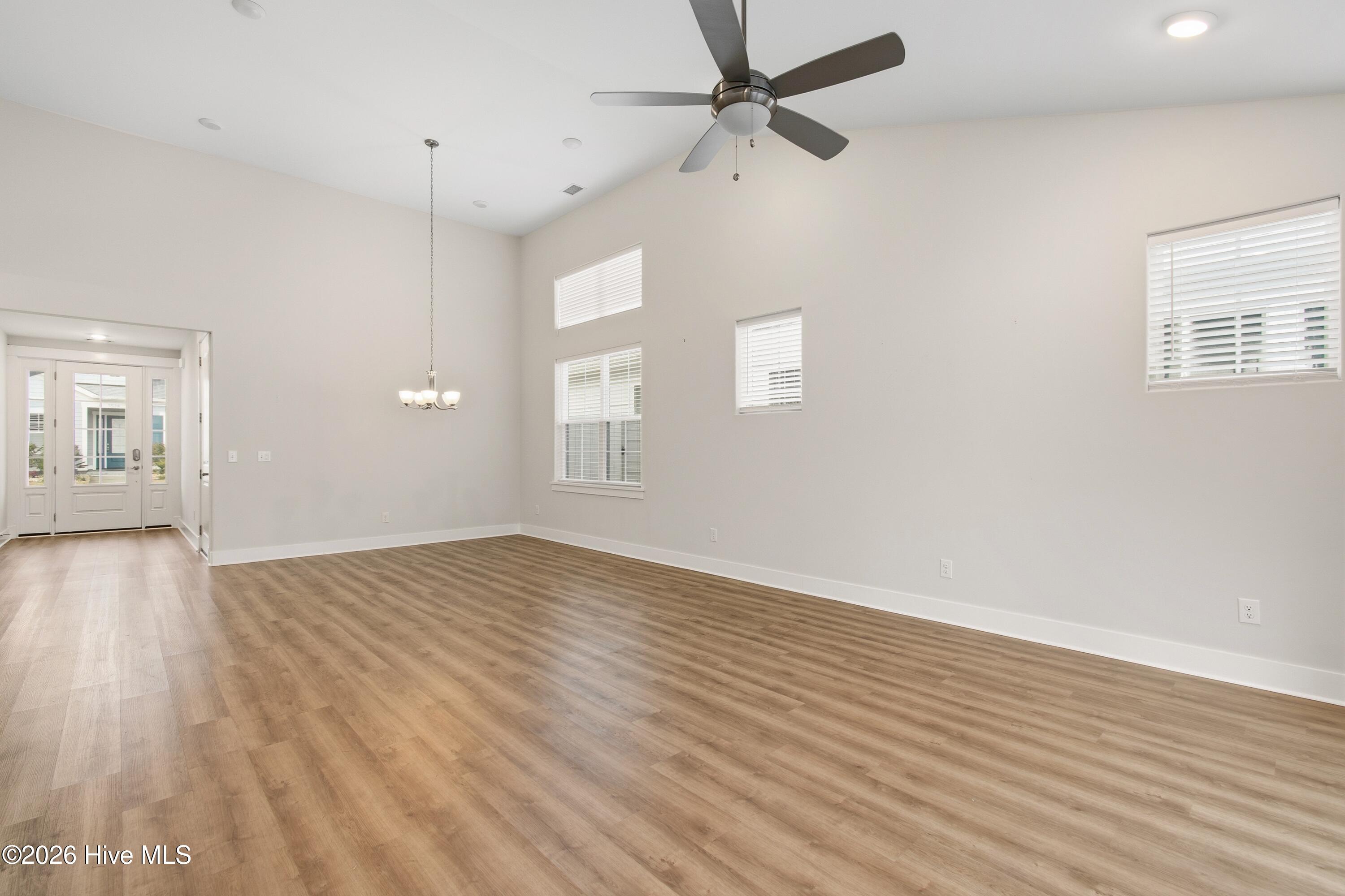 100558593 | Photo 19