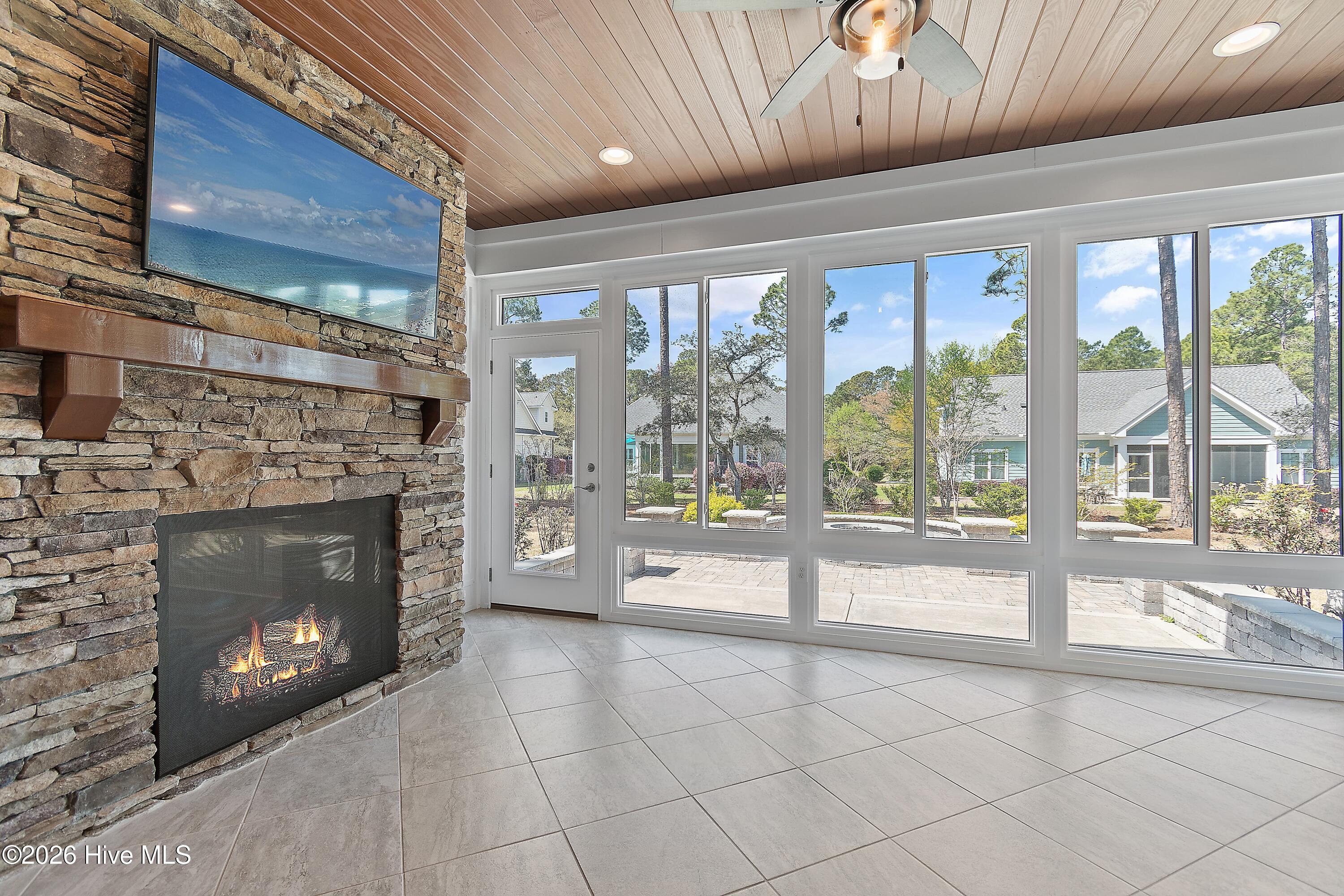 100564386 | Photo 51