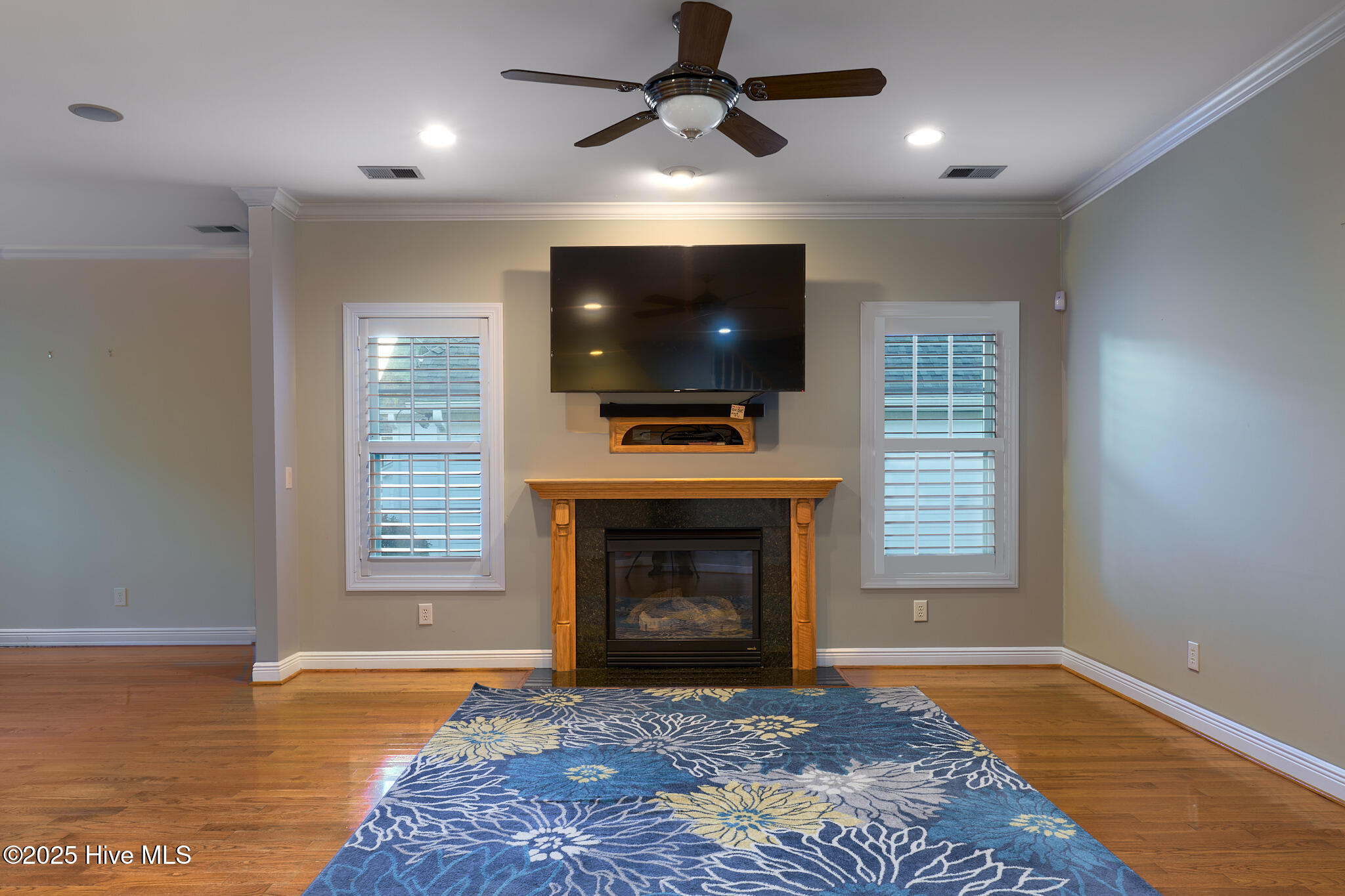 100542410 | Photo 25