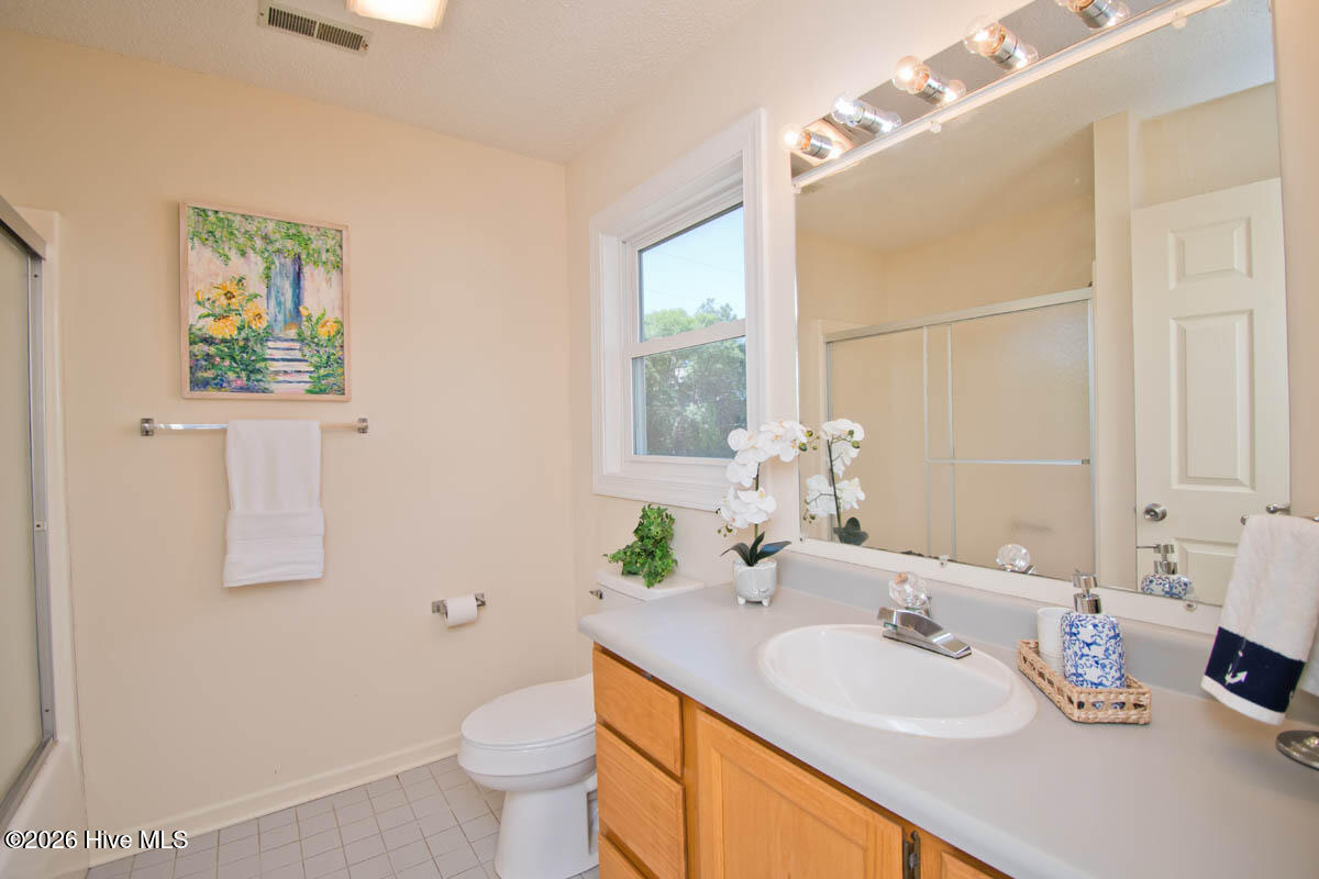 100570444 | Photo 22