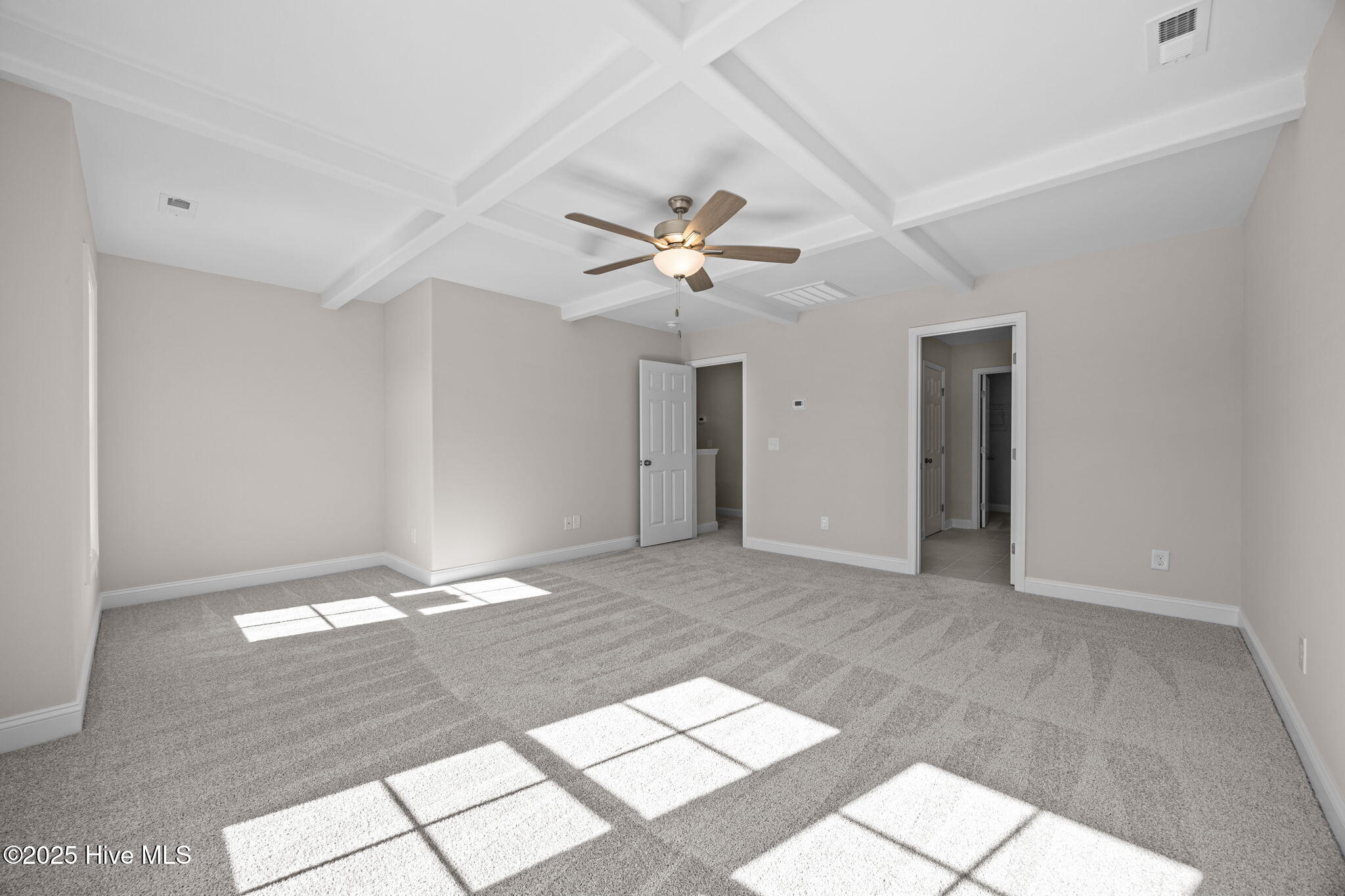 100509349 | Photo 14