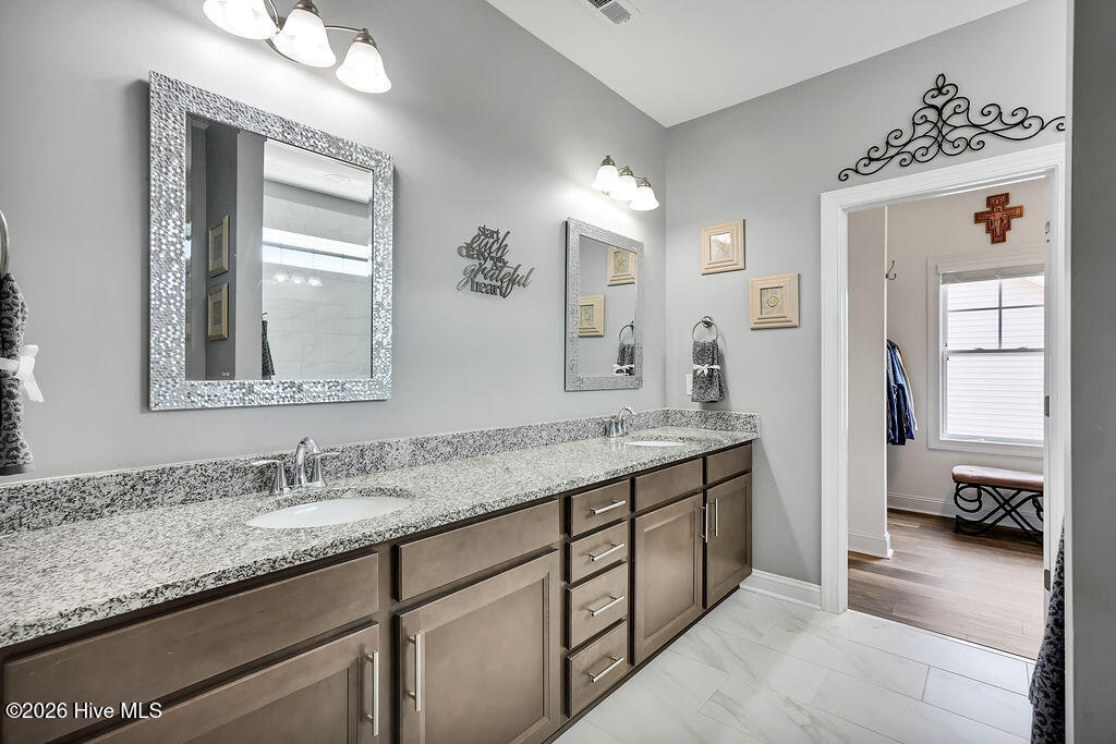 100561587 | Photo 28