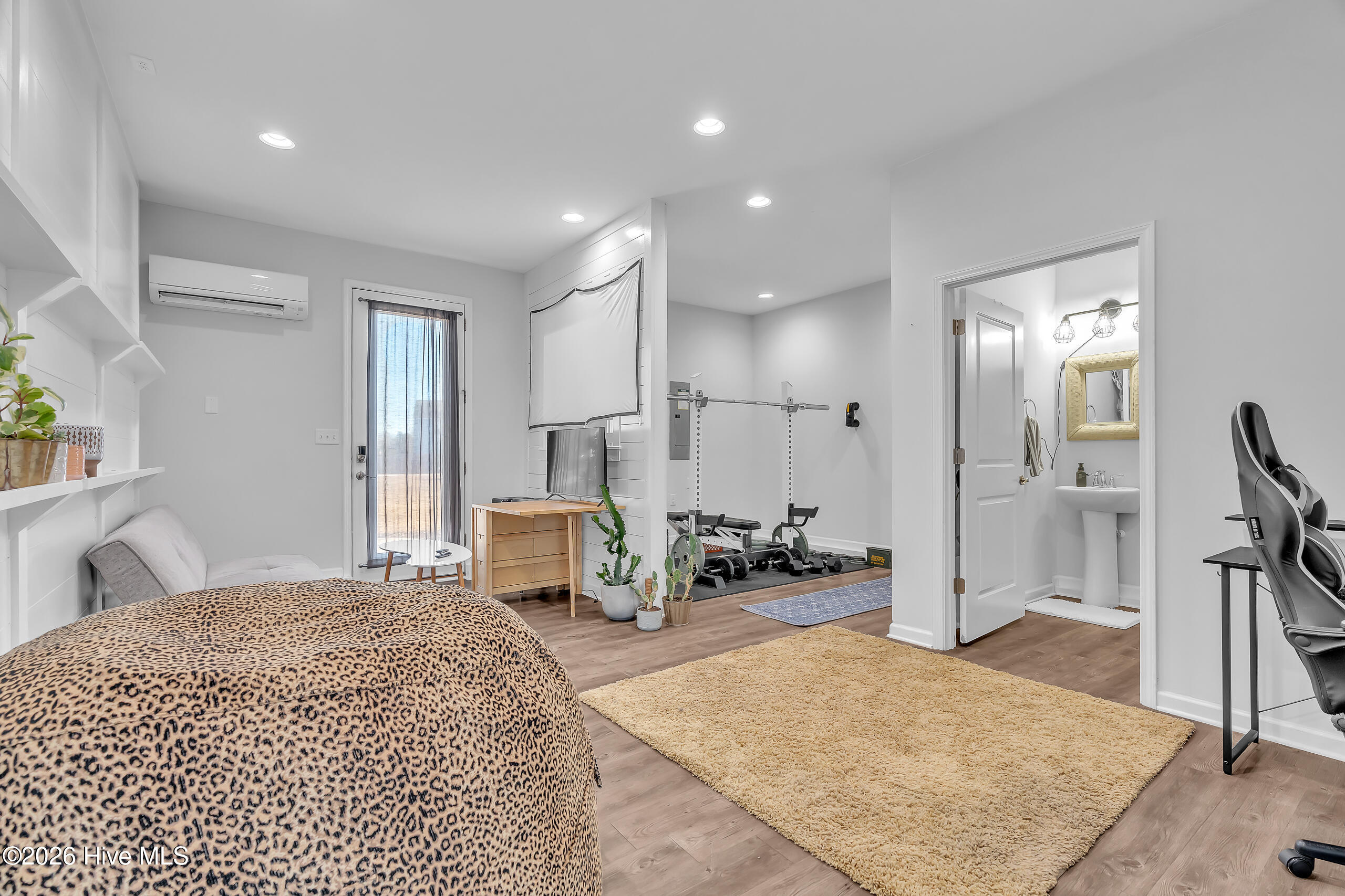 100566943 | Photo 21