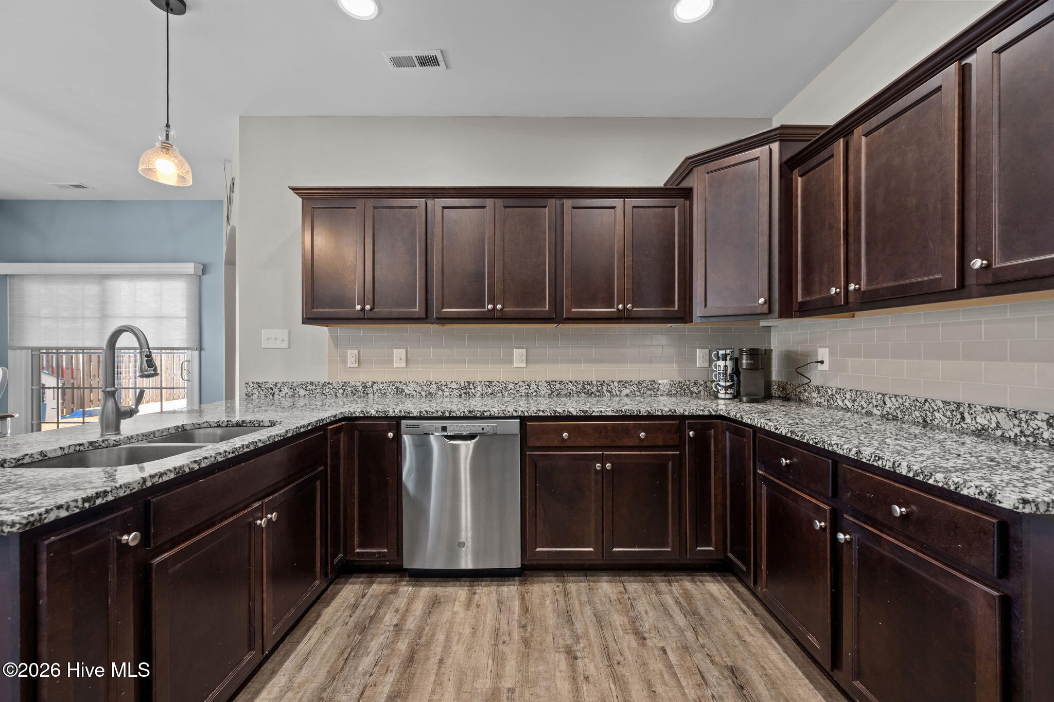 100557396 | Photo 11