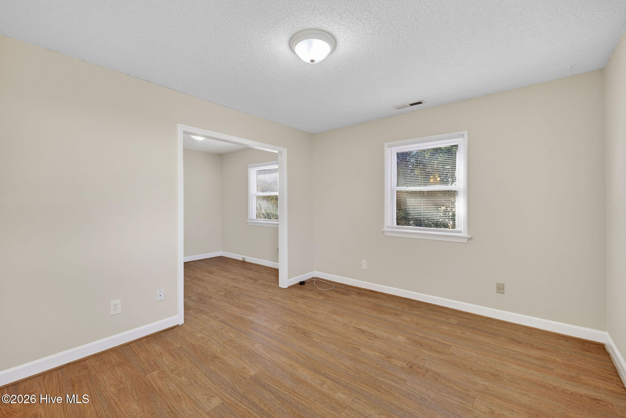 100545723 | Photo 30