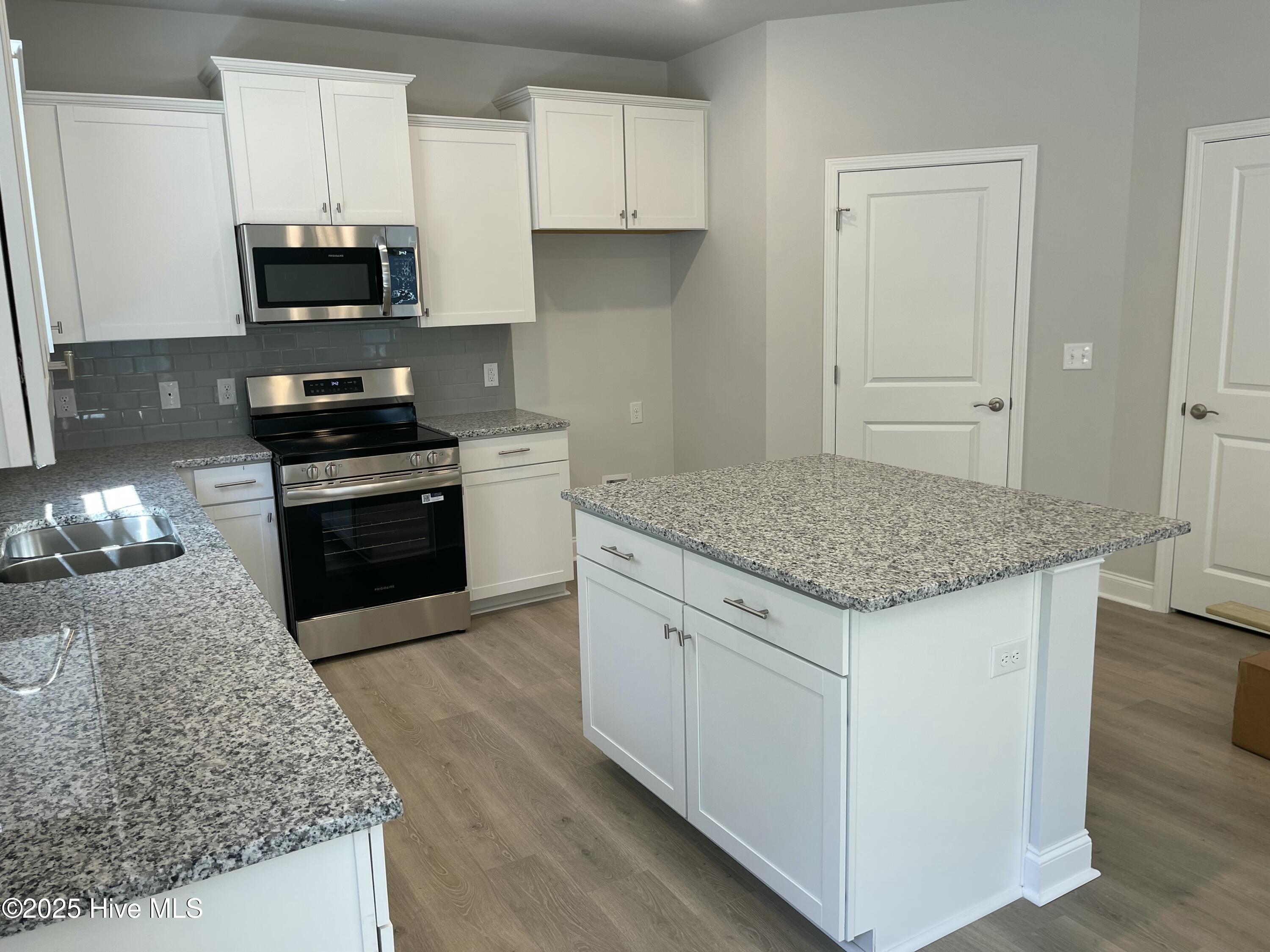 100422121 | Photo 26