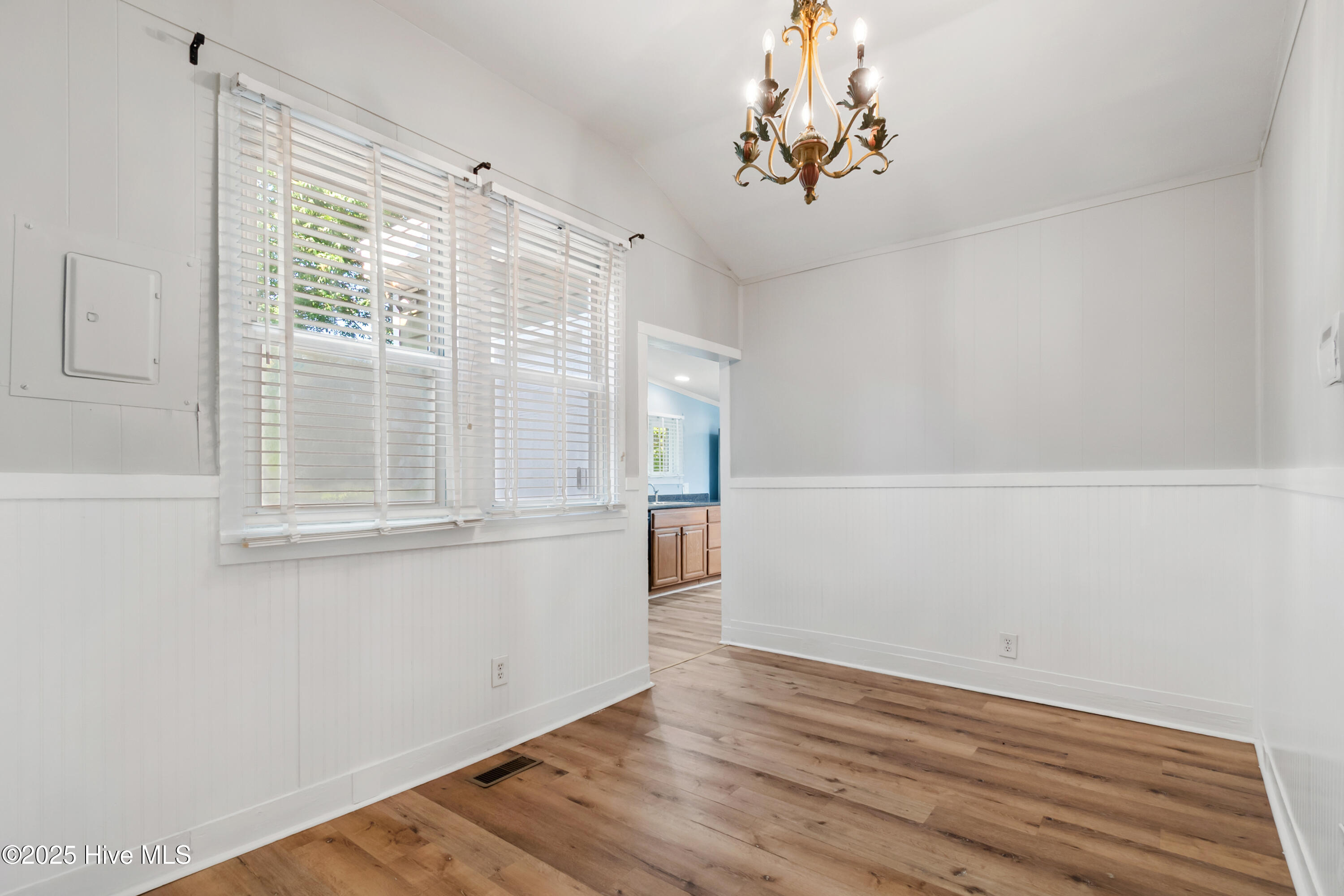 100551187 | Photo 14