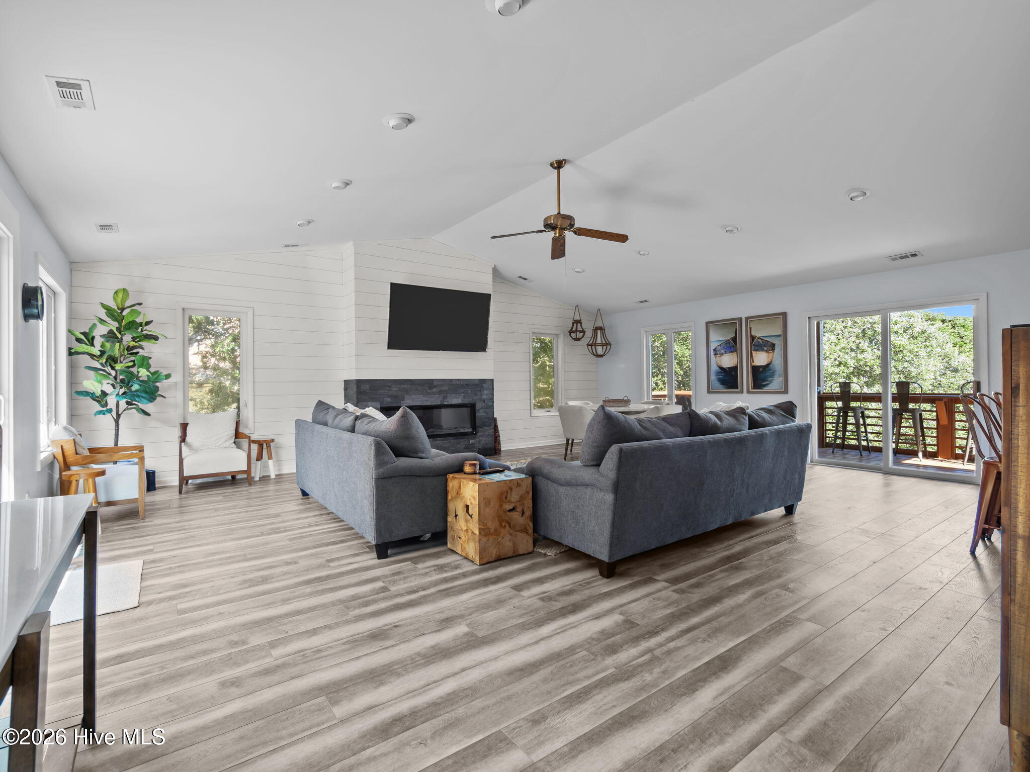 100561465 | Photo 21